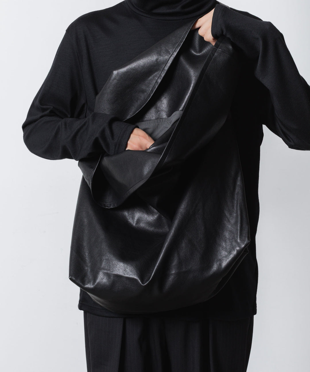 ATTACHMENT アタッチメントのSYNTHETIC LEATHER SHOULDER BAG - BLACKの公式通販サイトsession福岡セレクトショップ