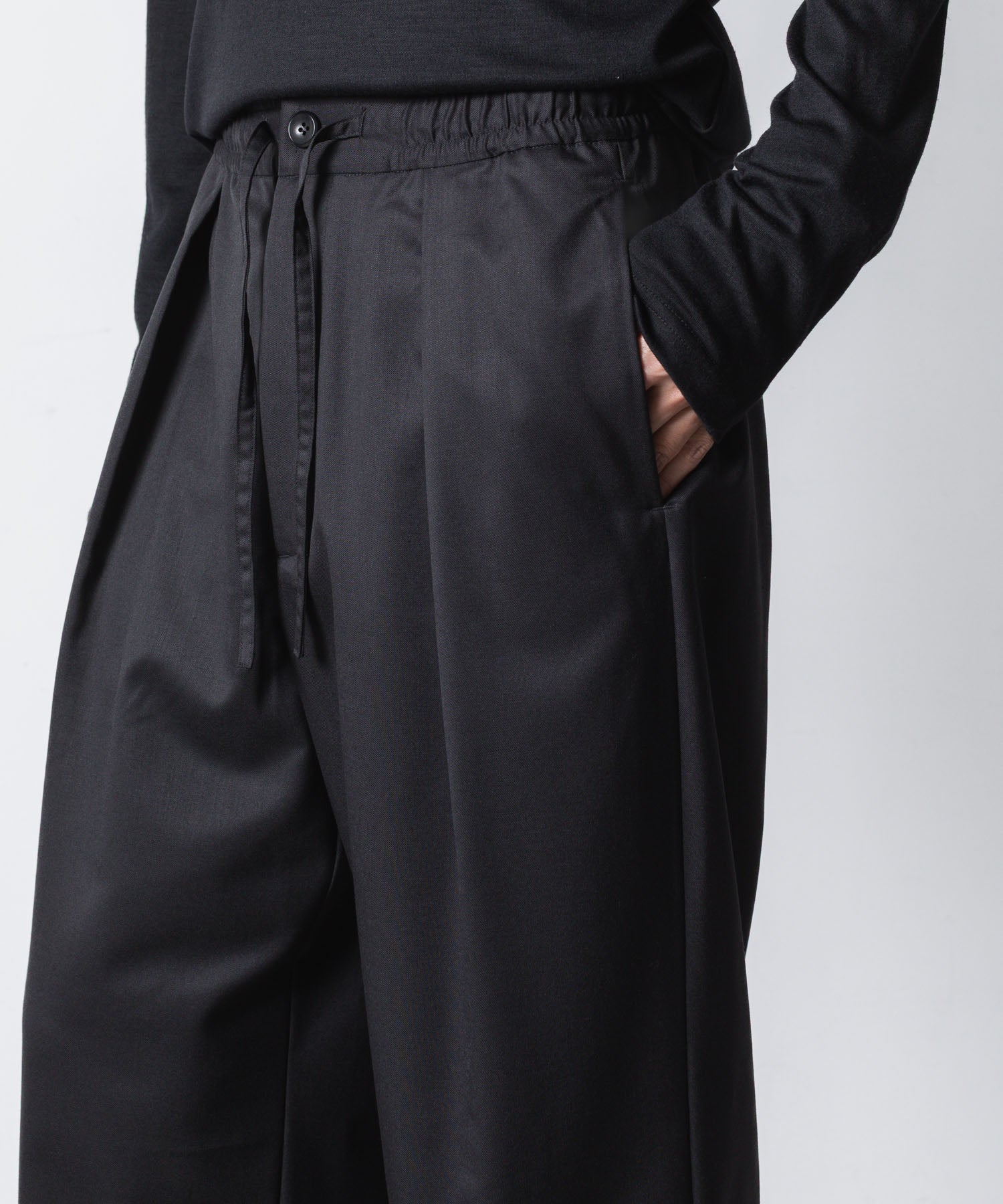 ATTACHMENT アタッチメントのT/W/SI STRETCH GABARDINE 1TUCK EASY TROUSERS - BLACKの公式通販サイトsession福岡セレクトショップ