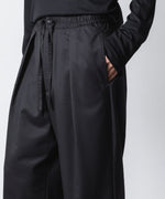 画像をギャラリービューアに読み込む, ATTACHMENT アタッチメントのT/W/SI STRETCH GABARDINE 1TUCK EASY TROUSERS - BLACKの公式通販サイトsession福岡セレクトショップ
