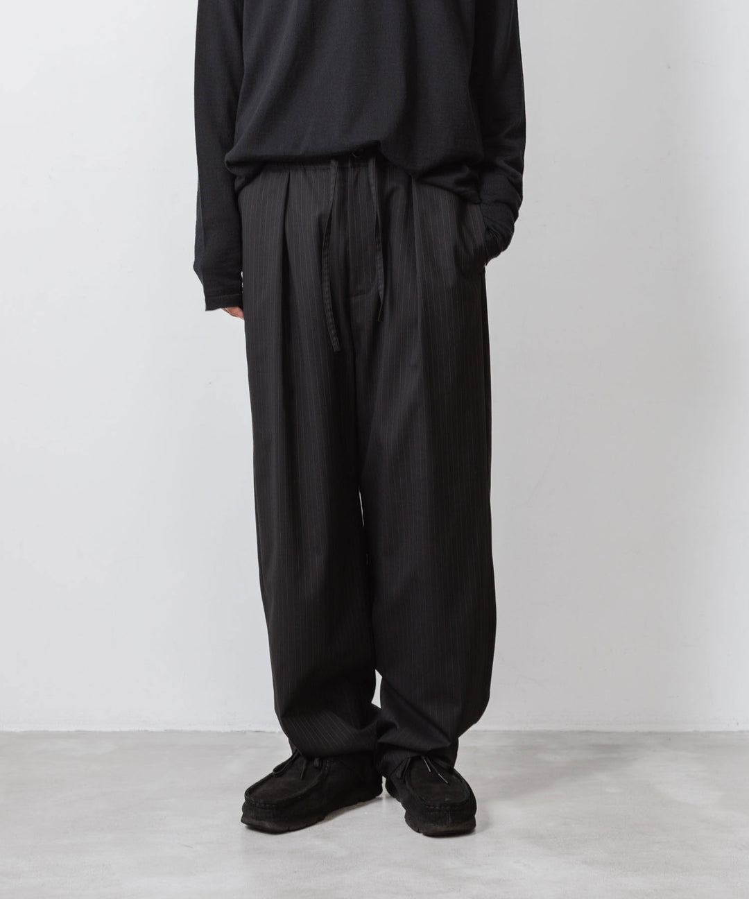 ATTACHMENT アタッチメントのT/W/SI STRETCH GABARDINE 1TUCK EASY TROUSERS - S.BLACKの公式通販サイトsession福岡セレクトショップ