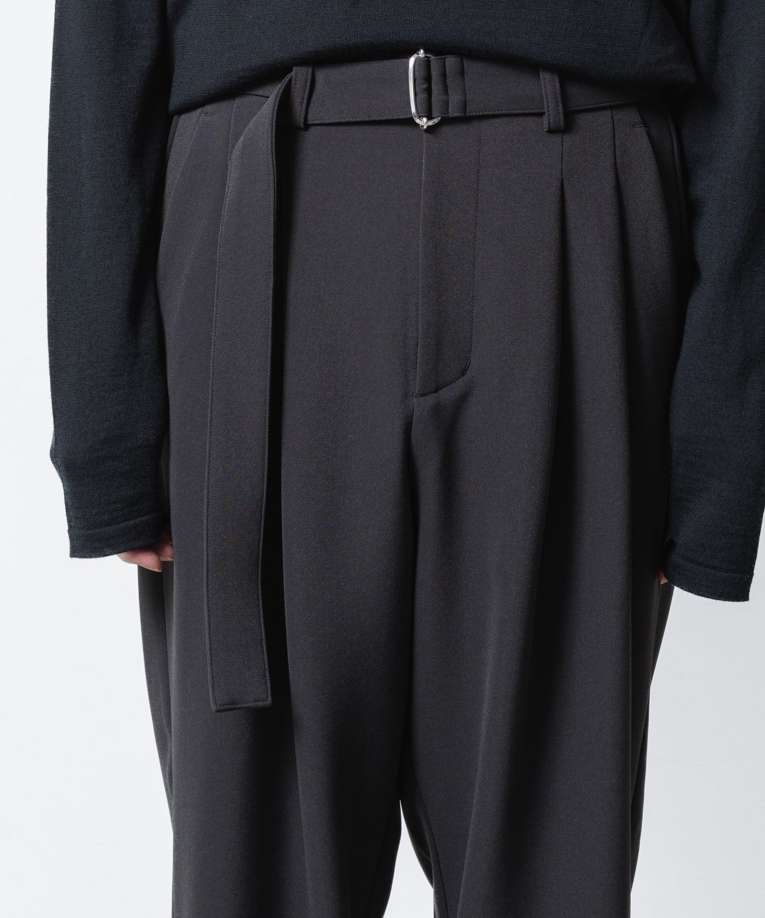 ATTACHMENT アタッチメントのPE STRETCH DOUBLE CLOTH BELTED WIDE TAPERD TROUSERS - D.GRAYの公式通販サイトsession福岡セレクトショップ