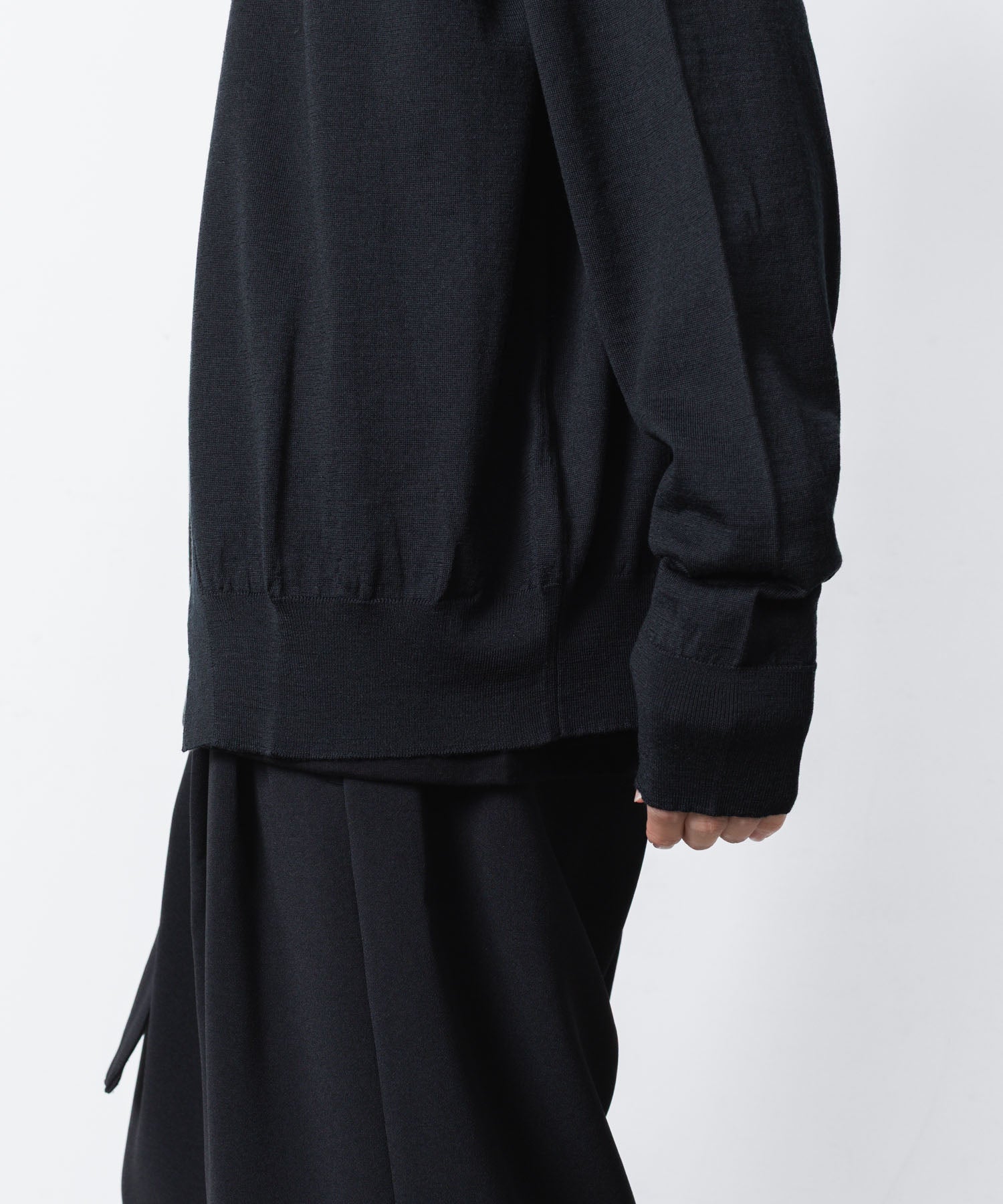 ATTACHMENT アタッチメント × JOHN SMEDLEYの× JOHN SMEDLEY MERINO EXTRAFINE BUTTONLESS V NECK CARDIGAN - BLACKの公式通販サイトsession福岡セレクトショップ