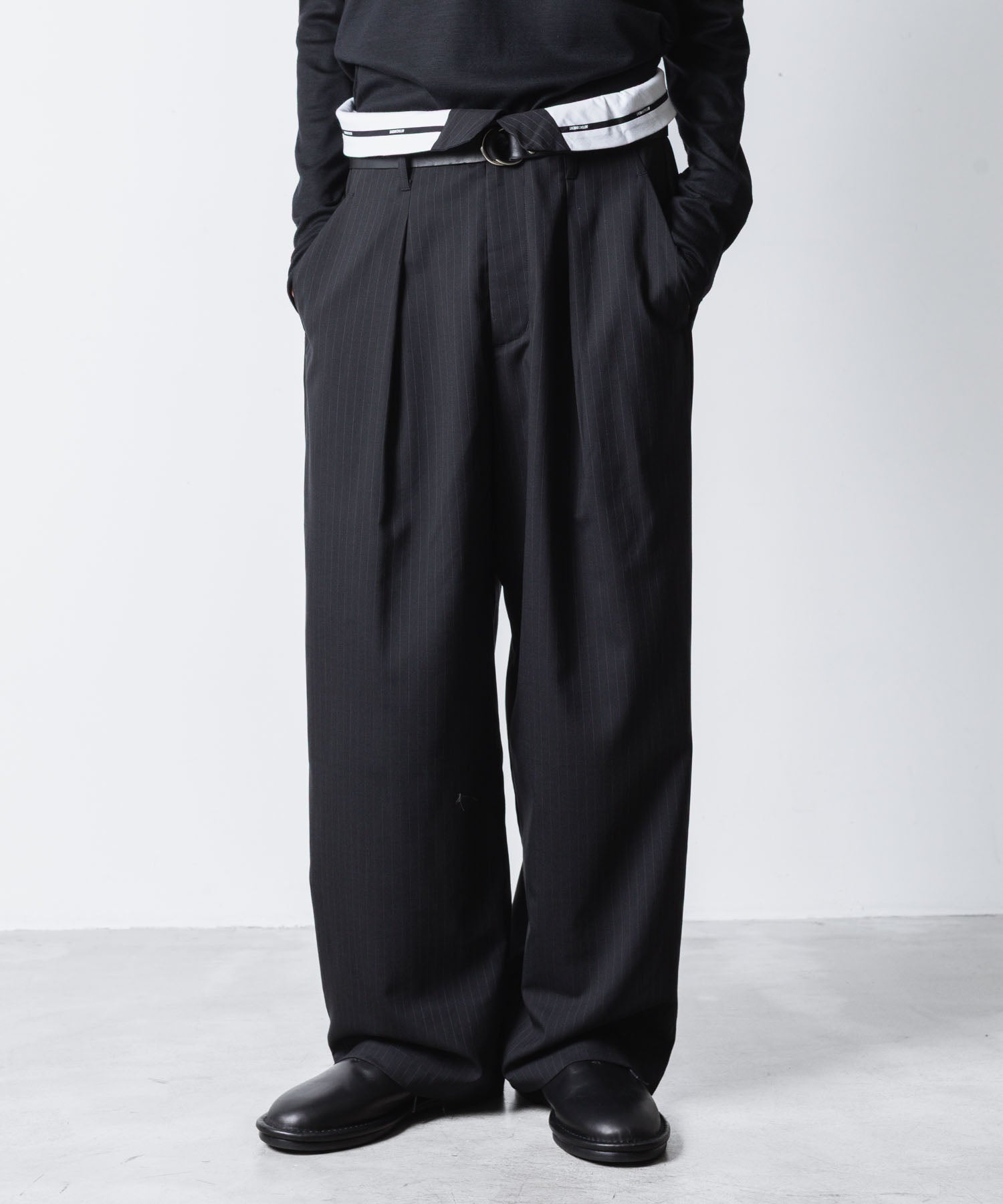 ATTACHMENT アタッチメントのT/W/SI STRETCH GABARDINE FLAP TROUSERS - S.BLACKの公式通販サイトsession福岡セレクトショップ