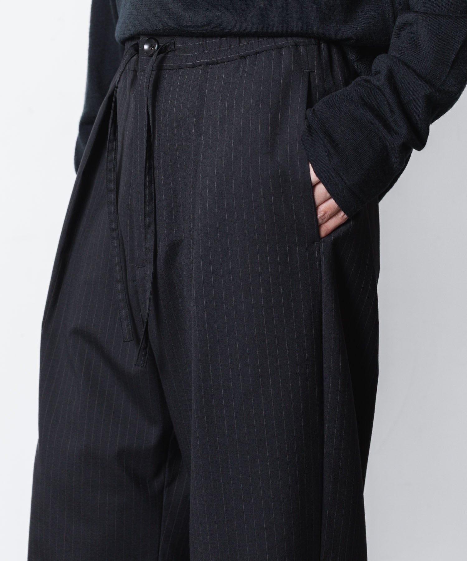ATTACHMENT アタッチメントのT/W/SI STRETCH GABARDINE 1TUCK EASY TROUSERS - S.BLACKの公式通販サイトsession福岡セレクトショップ
