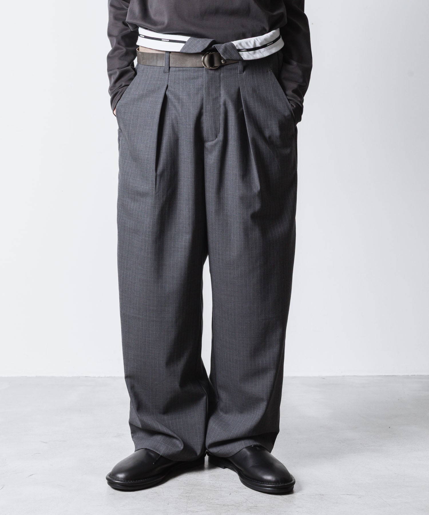 ATTACHMENT アタッチメントのT/W/SI STRETCH GABARDINE FLAP TROUSERS - S.GRAYの公式通販サイトsession福岡セレクトショップ
