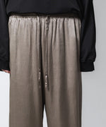 画像をギャラリービューアに読み込む, VEIN ヴェインのRY PIGMENT PRINT SATIN EASY WIDE TROUSERS - KHAKI GRAYの公式通販サイトsession福岡セレクトショップ
