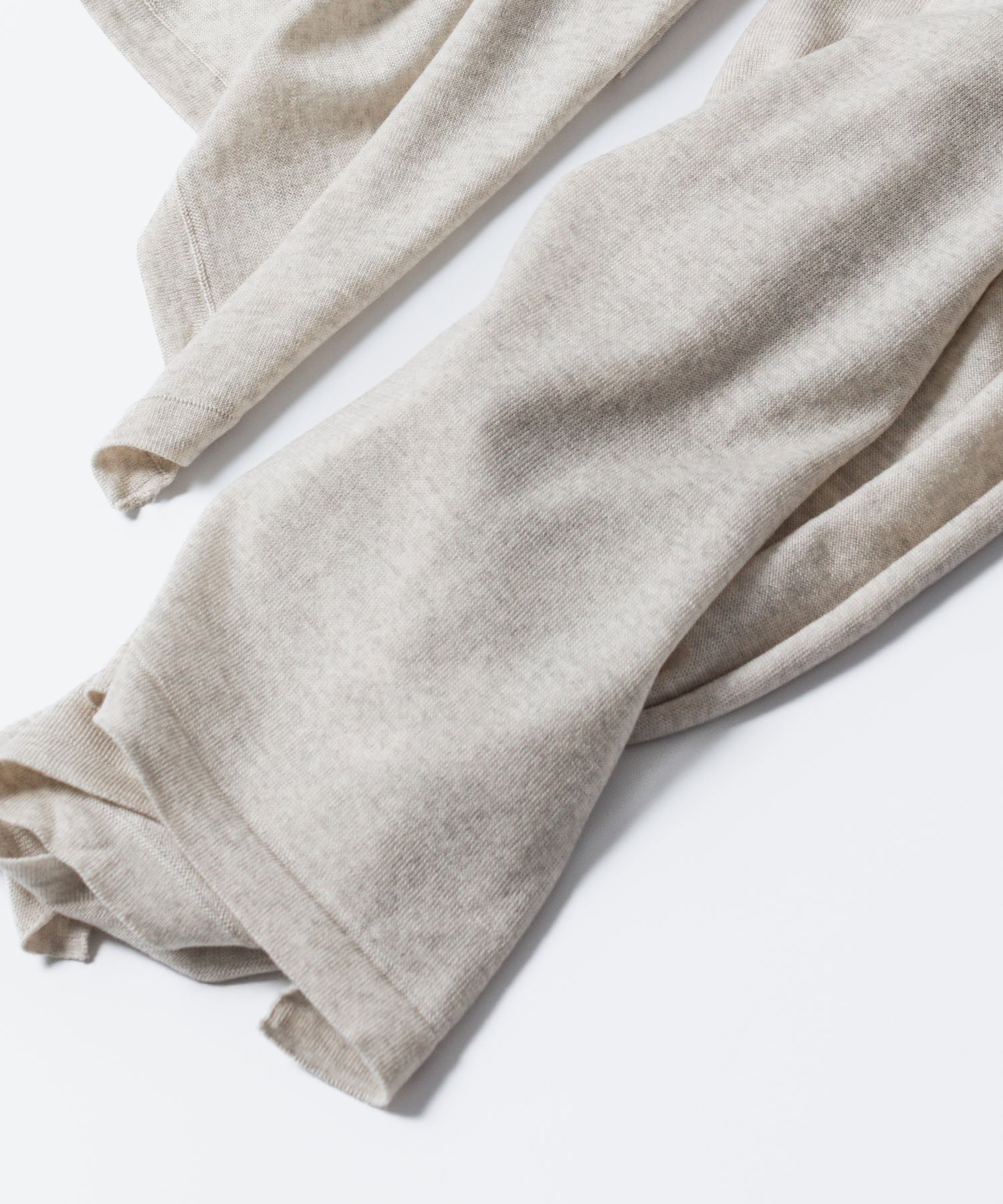 ATTACHMENT アタッチメント × JOHN SMEDLEYの× JOHN SMEDLEY MERINO EXTRAFINE WIDE STOLE - OFF WHITEの公式通販サイトsession福岡セレクトショップ