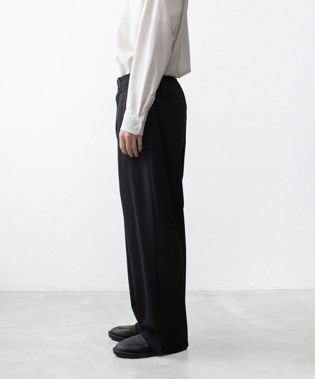 ATTACHMENT アタッチメントのWO/TA STRETCH TRO 1TUCK WIDE TROUSERS - BLACKの公式通販サイトsession福岡セレクトショップ