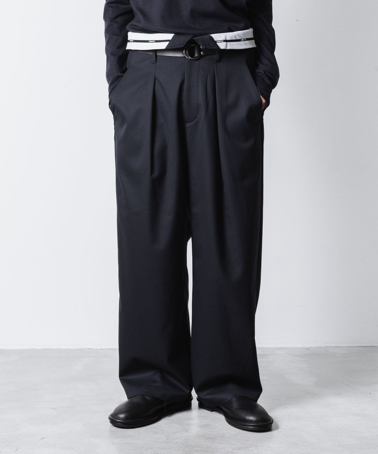 ATTACHMENT アタッチメントのT/W/SI STRETCH GABARDINE FLAP TROUSERS - D.NAVYの公式通販サイトsession福岡セレクトショップ