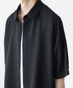 画像をギャラリービューアに読み込む, 【 ATTACHMENT / EXCLUSIVE ITEM 】PE LIGHT TROPICAL DOLMAN SLEEVE REGULAR COLLAR SHIRT S/S - BLACK
