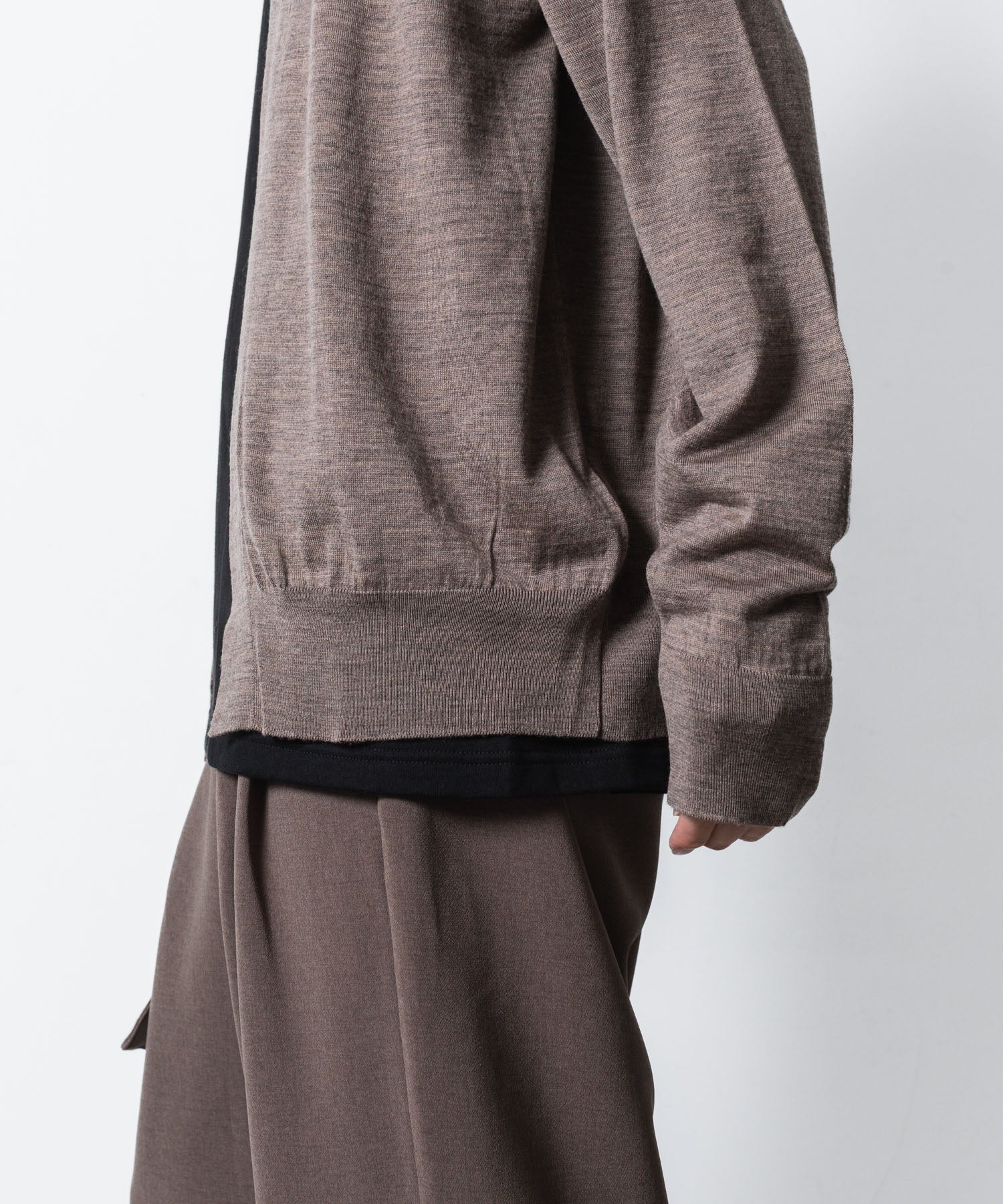 ATTACHMENT アタッチメント × JOHN SMEDLEYの× JOHN SMEDLEY MERINO EXTRAFINE BUTTONLESS V NECK CARDIGAN - D.CAMELの公式通販サイトsession福岡セレクトショップ