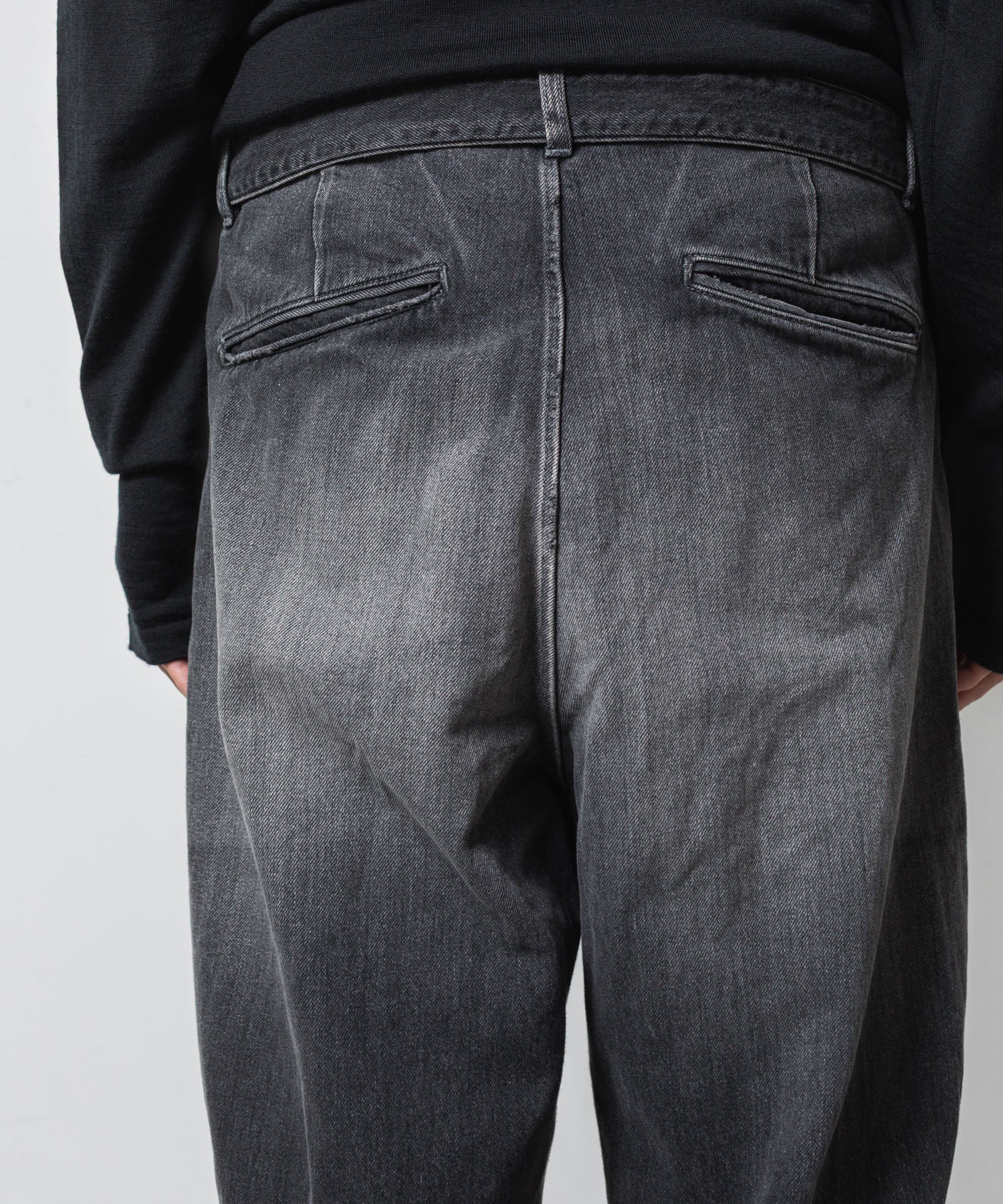 ATTACHMENT / EXCLUSIVE ITEMアタッチメントの11oz DENIM 1TUCK BELTED PANTS  - BLACKの公式通販サイトsession福岡セレクトショップ