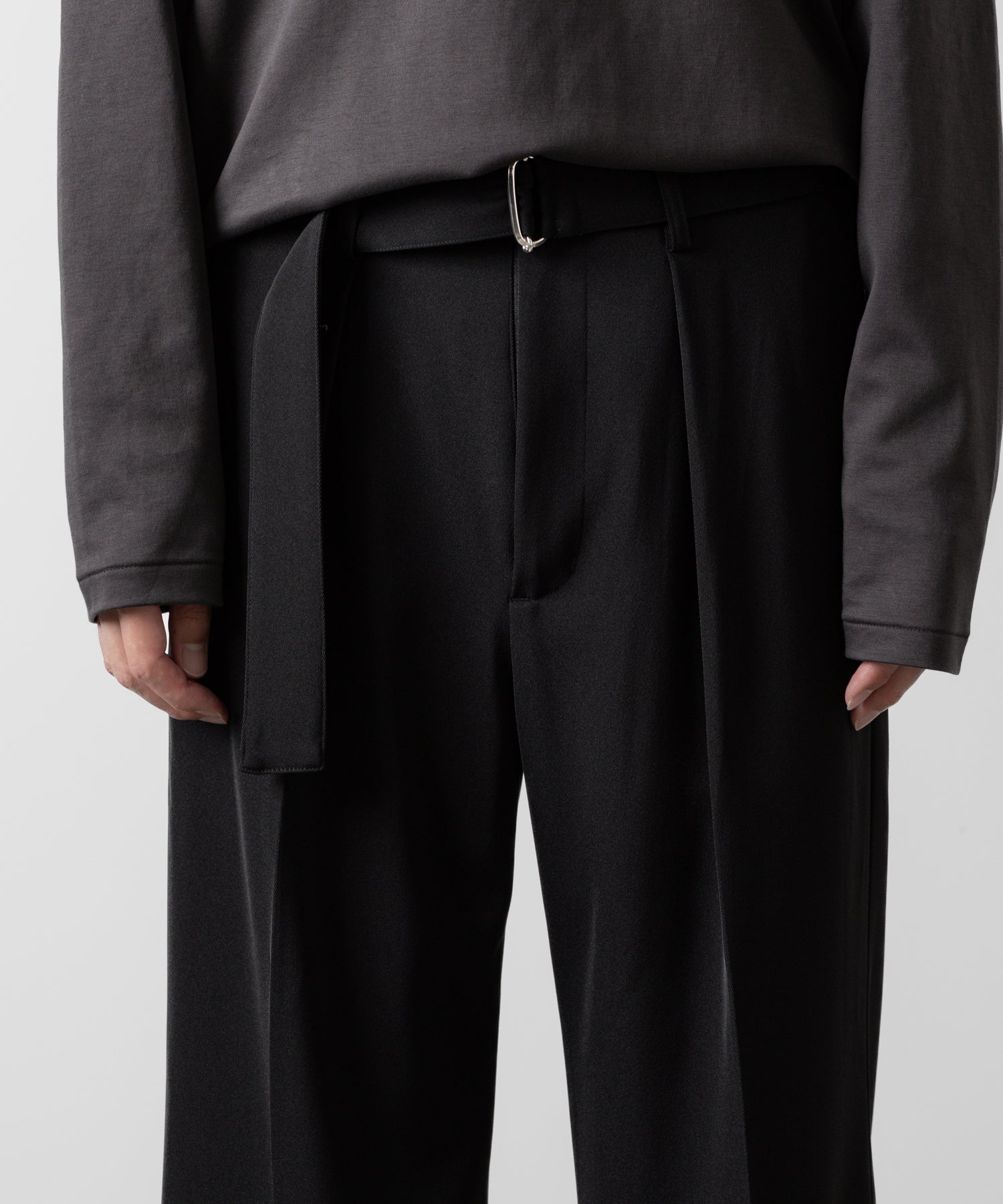 ATTACHMENT アタッチメントのPE STRETCH TWILL BELTED WIDE FIT TROUSERS - BLACKの公式通販サイトsession福岡セレクトショップ