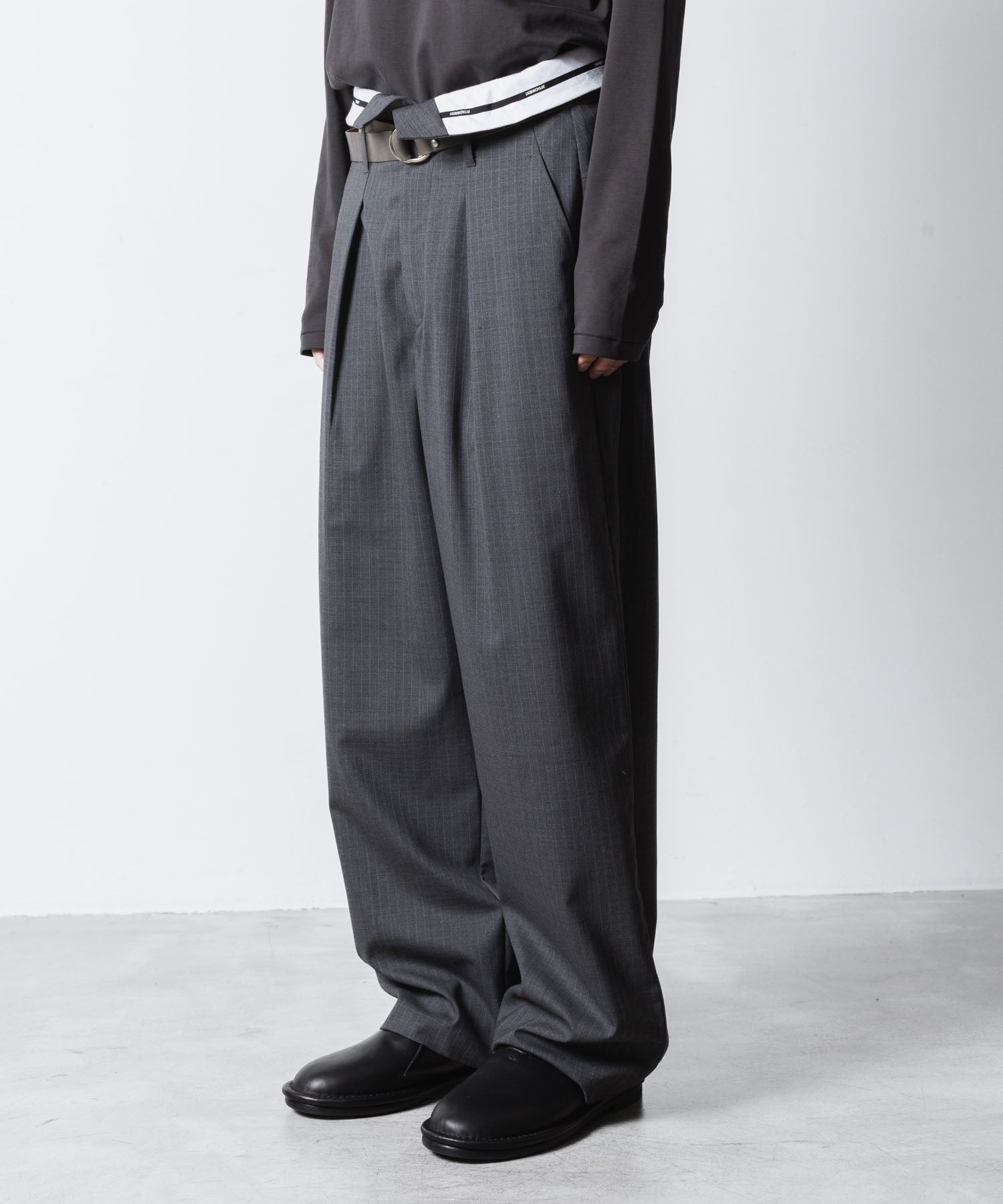 ATTACHMENT アタッチメントのT/W/SI STRETCH GABARDINE FLAP TROUSERS - S.GRAYの公式通販サイトsession福岡セレクトショップ