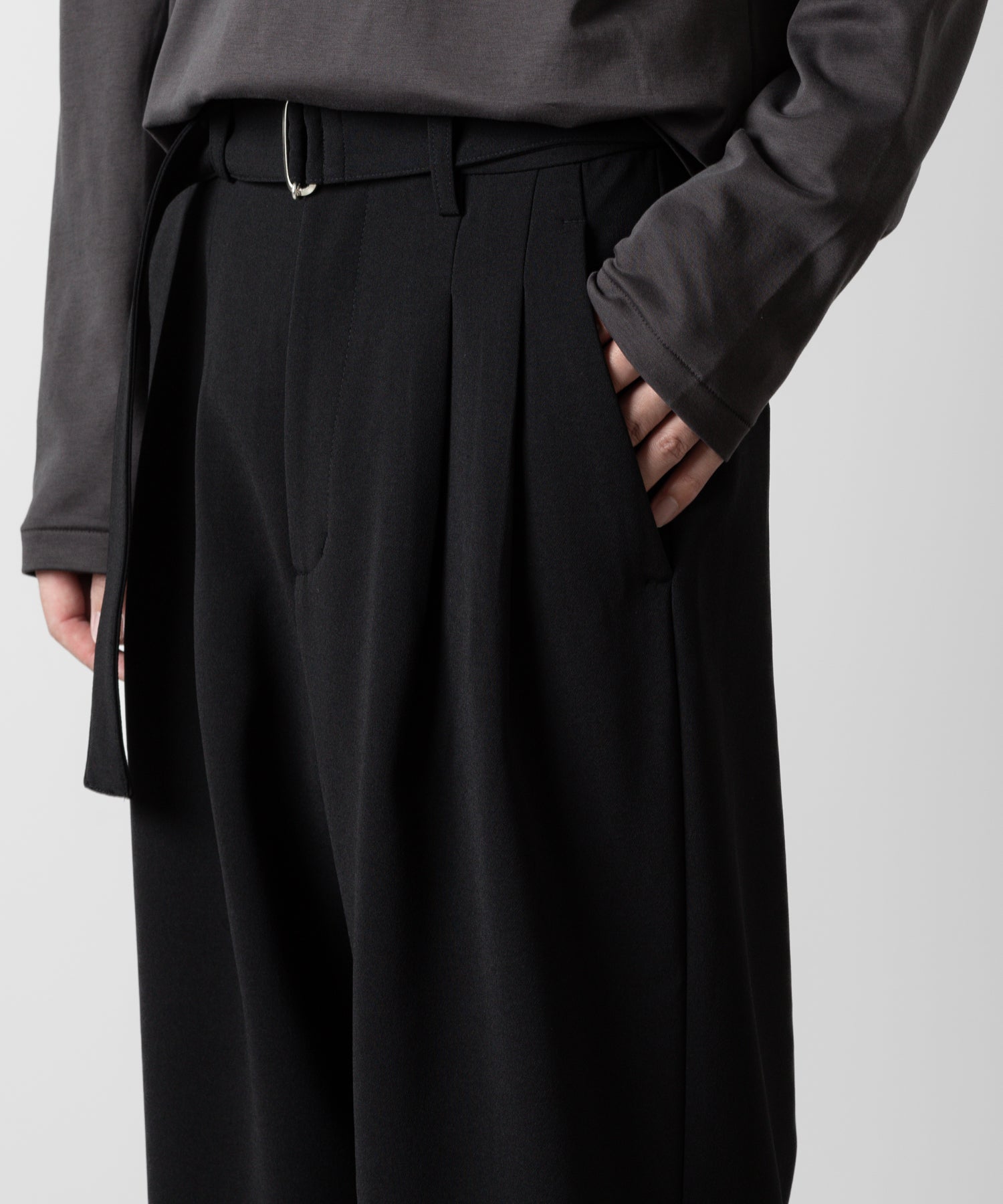 ATTACHMENT アタッチメントのPE STRETCH DOUBLE CLOTH BELTED TAPERED FIT TROUSERS - BLACK 公式通販サイトsession福岡セレクトショップ