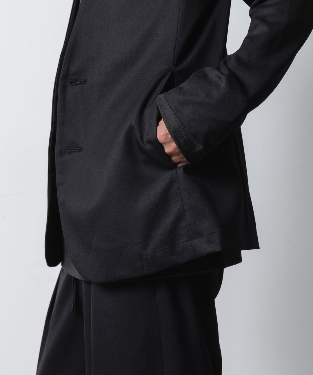 ATTACHMENT アタッチメントのT/W/SI STRETCH GABARDINE COLLARLESS JKT - BLACKの公式通販サイトsession福岡セレクトショップ