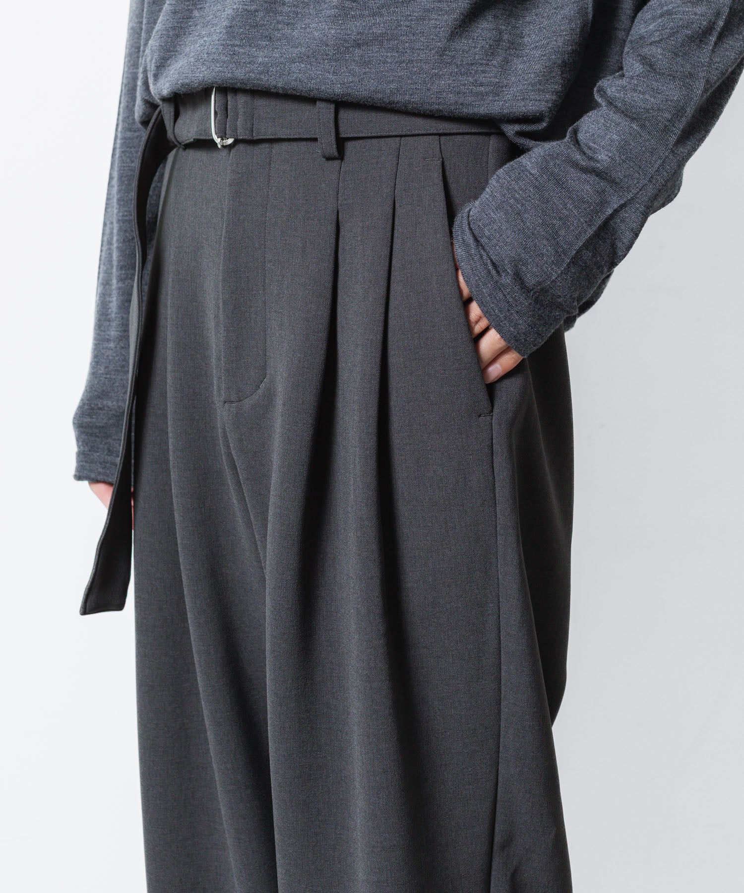 ATTACHMENT アタッチメントのPE STRETCH DOUBLE CLOTH BELTED WIDE TAPERD TROUSERS - X.GRAYの公式通販サイトsession福岡セレクトショップ