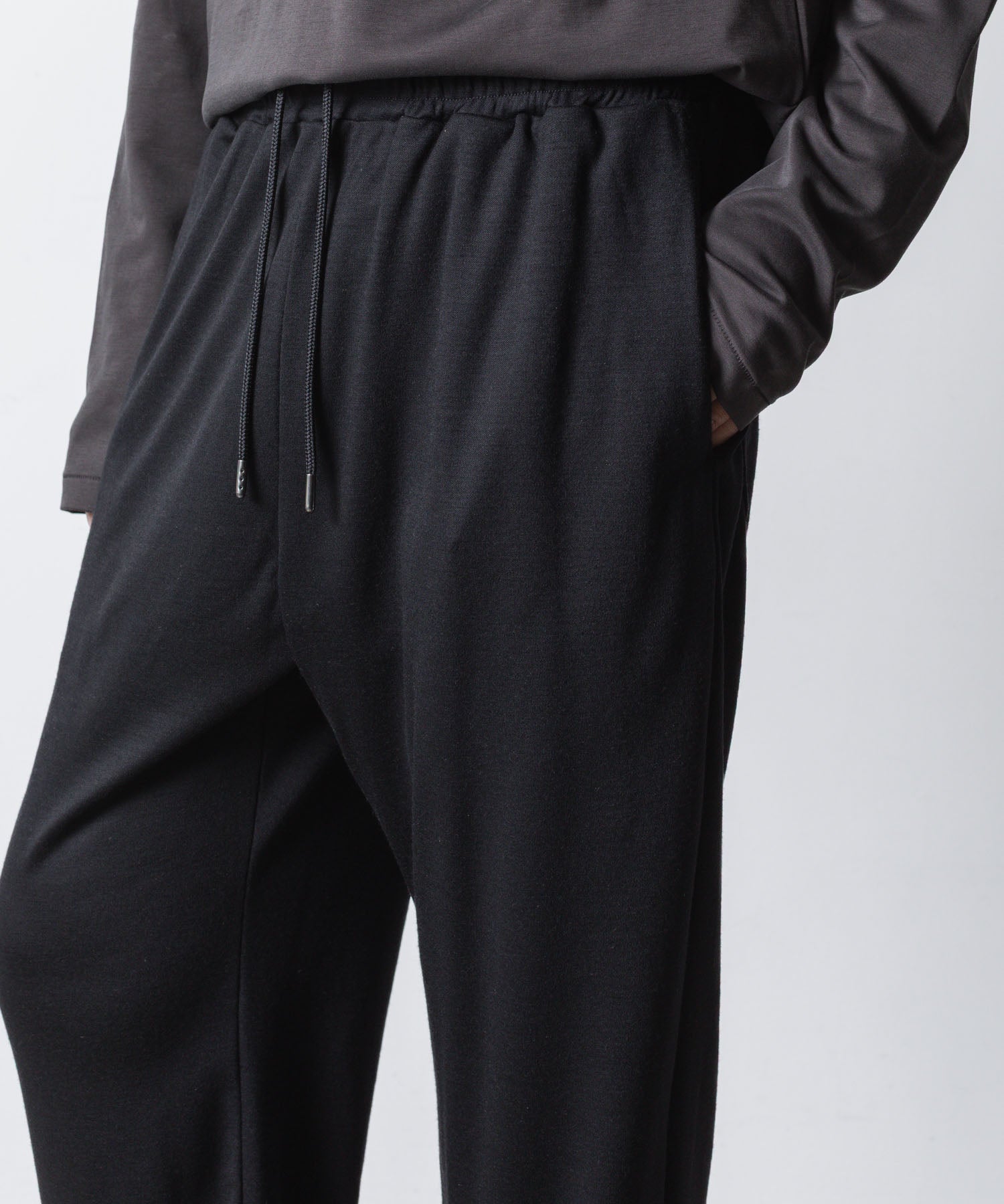 ATTACHMENT アタッチメントの1/60 WOOL SMOOTH SLIM FIT LOUNGE TROUSERS - BLACKの公式通販サイトsession福岡セレクトショップ