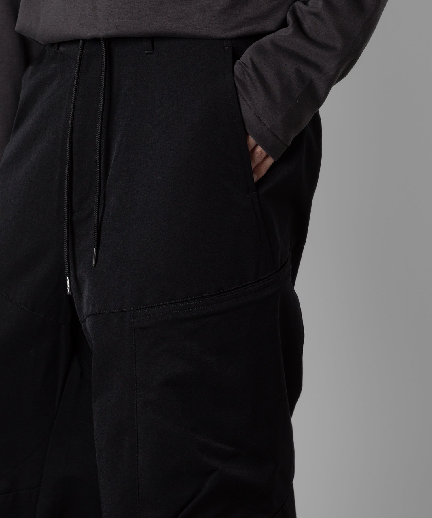 【ATTACHMENT】ATTACHMENT アタッチメントのNY/CO TWILL WIDE CARGO TROUSERS - BLACK 公式通販サイトsession福岡セレクトショップ