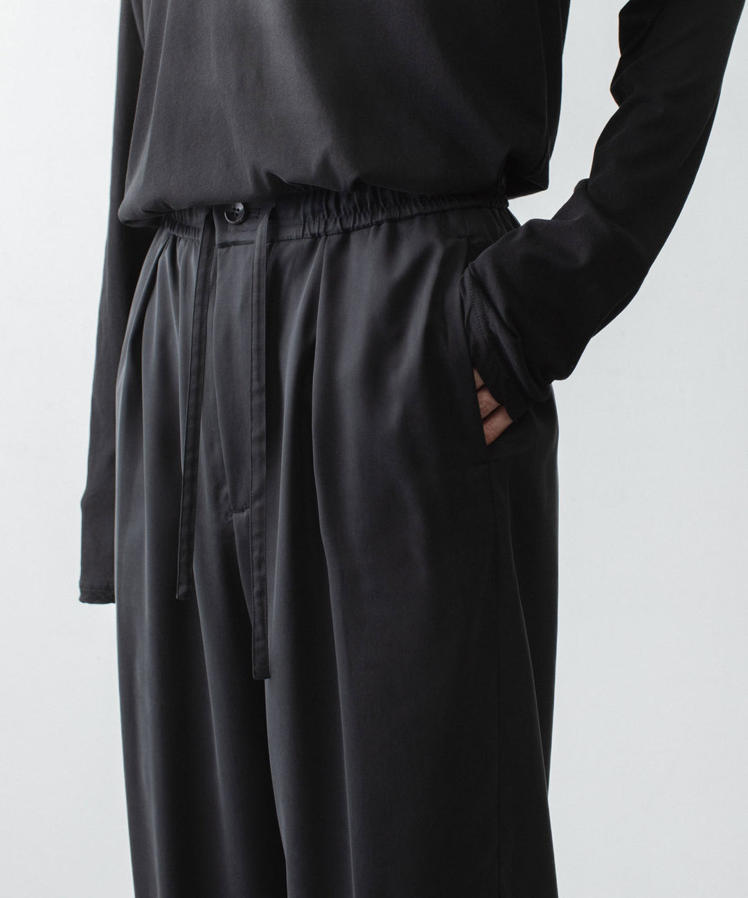 ATTACHMENT アタッチメントのCU/PE FIBRIL SATIN EASY TROUSERS - BLACKの公式通販サイトsession福岡セレクトショップ
