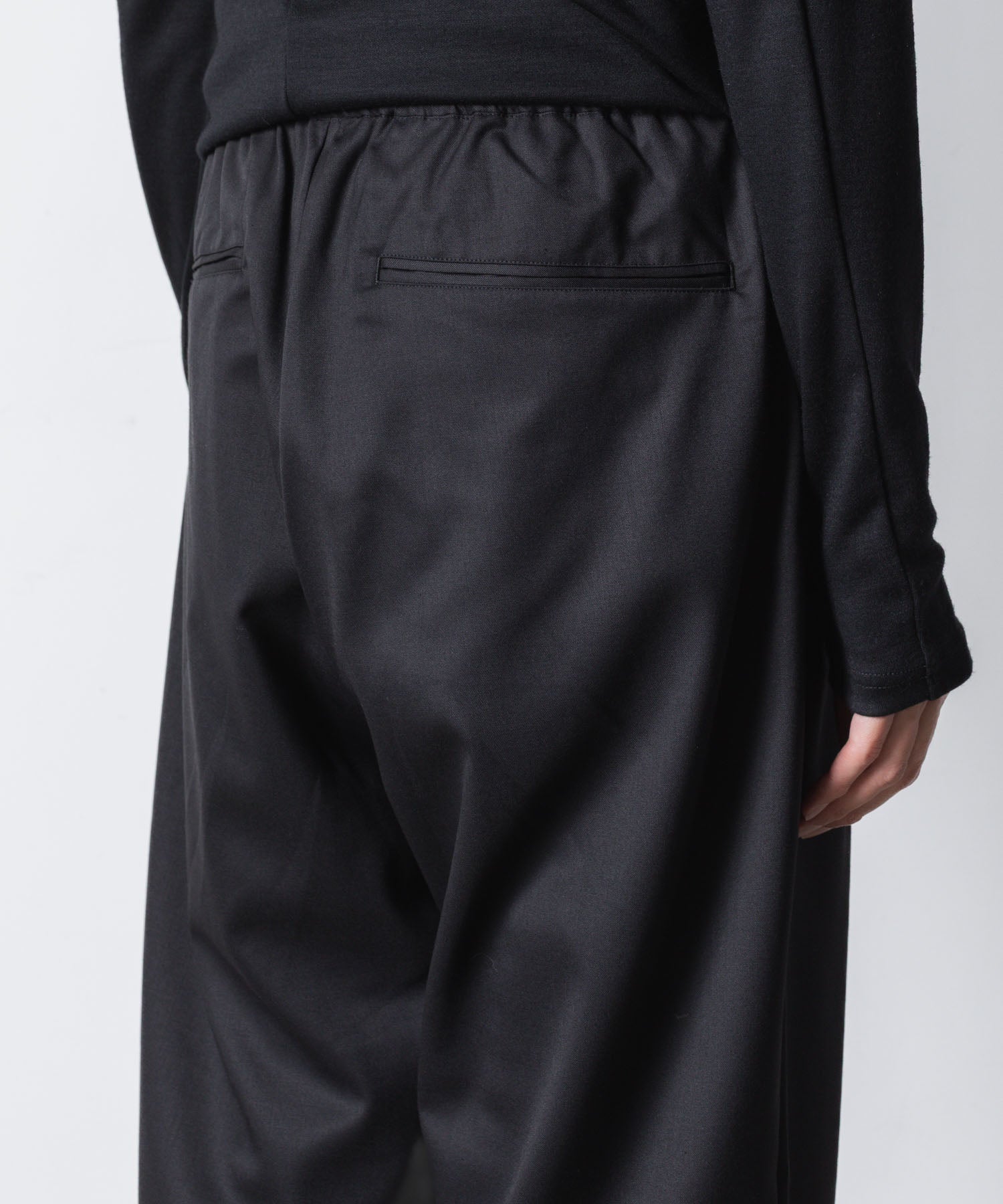 ATTACHMENT アタッチメントのT/W/SI STRETCH GABARDINE 1TUCK EASY TROUSERS - BLACKの公式通販サイトsession福岡セレクトショップ