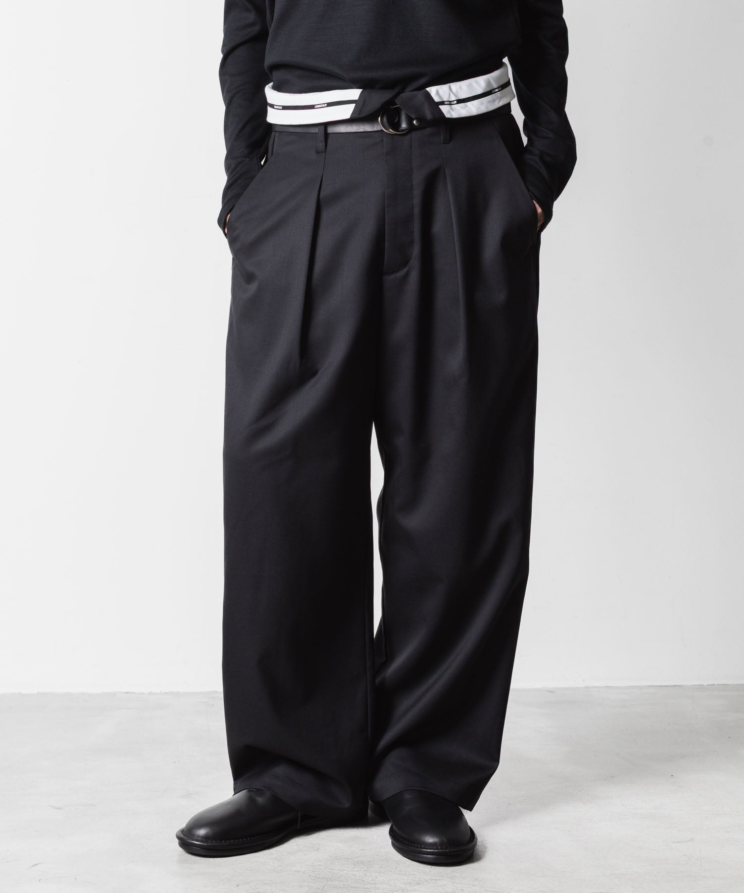 ATTACHMENT アタッチメントのT/W/SI STRETCH GABARDINE FLAP TROUSERS - BLACKの公式通販サイトsession福岡セレクトショップ