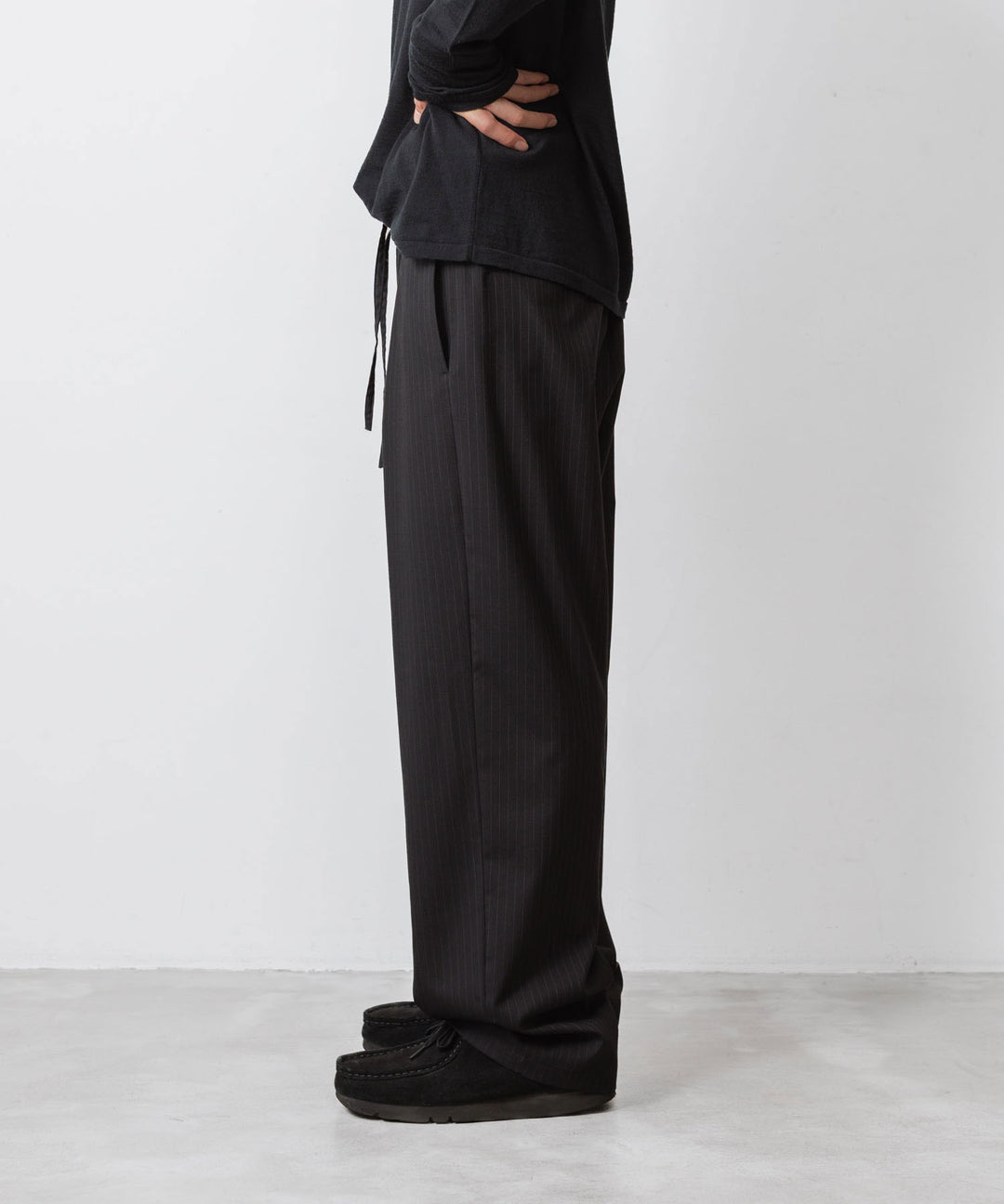 ATTACHMENT アタッチメントのT/W/SI STRETCH GABARDINE 1TUCK EASY TROUSERS - S.BLACKの公式通販サイトsession福岡セレクトショップ