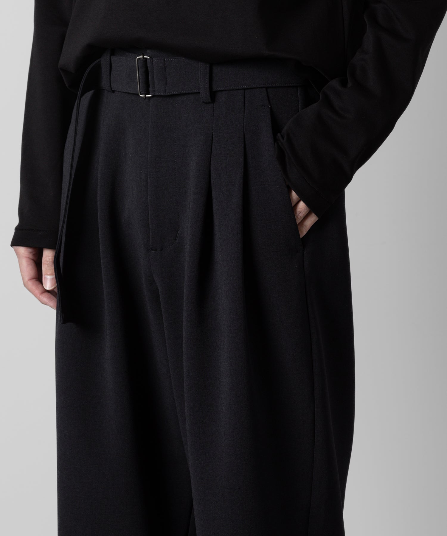 ATTACHMENT アタッチメントのPE STRECH DOUBLE CLOTH BELTED TAPERD FIT TROUSERS - BLACKの公式通販サイトsession福岡セレクトショップ