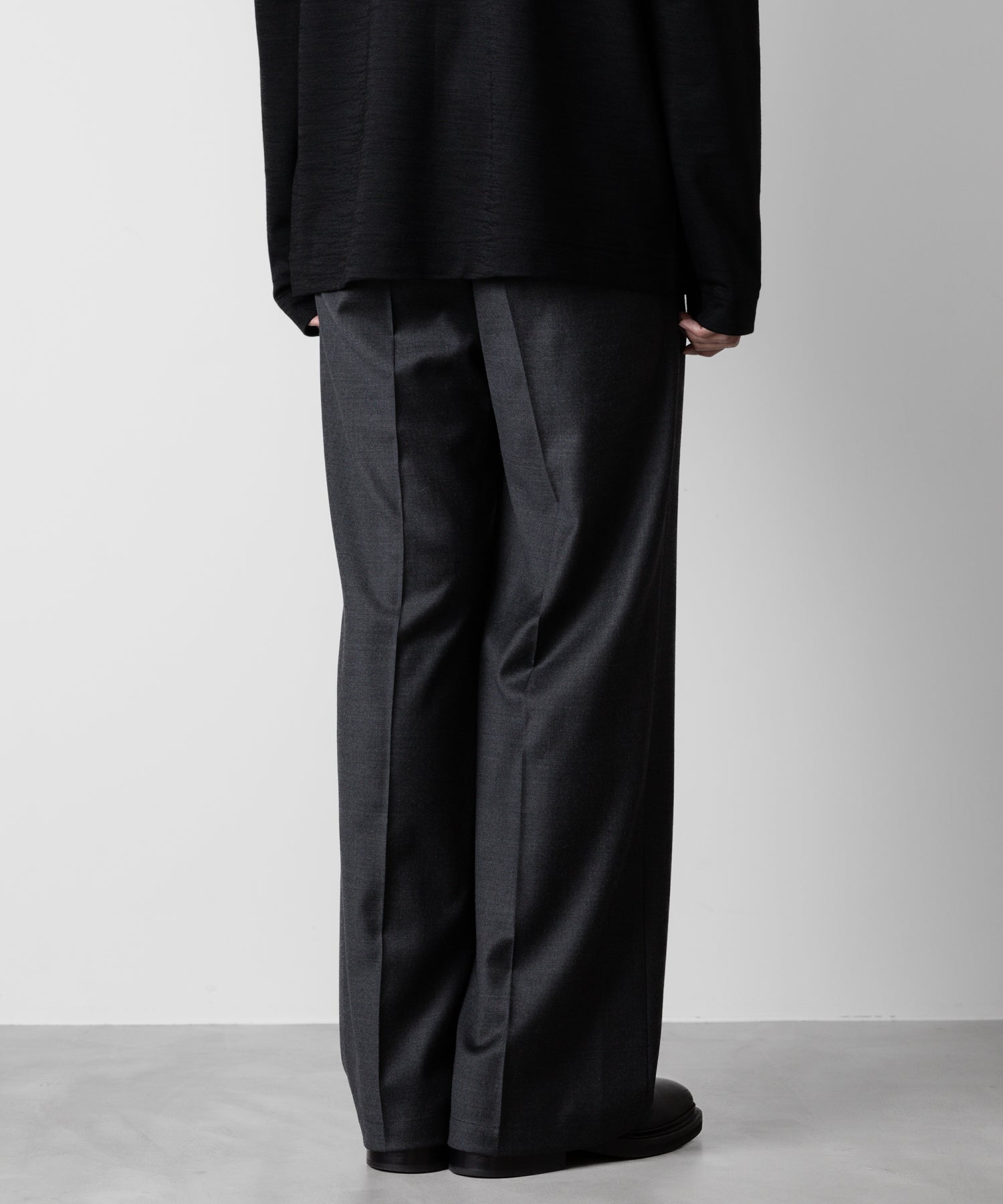 ATTACHMENT アタッチメントのWASHABLE WO/PE STRETCH SAXONY BELTED WIDE TROUSERS - D.GRAY 公式通販サイトsession福岡セレクトショップ