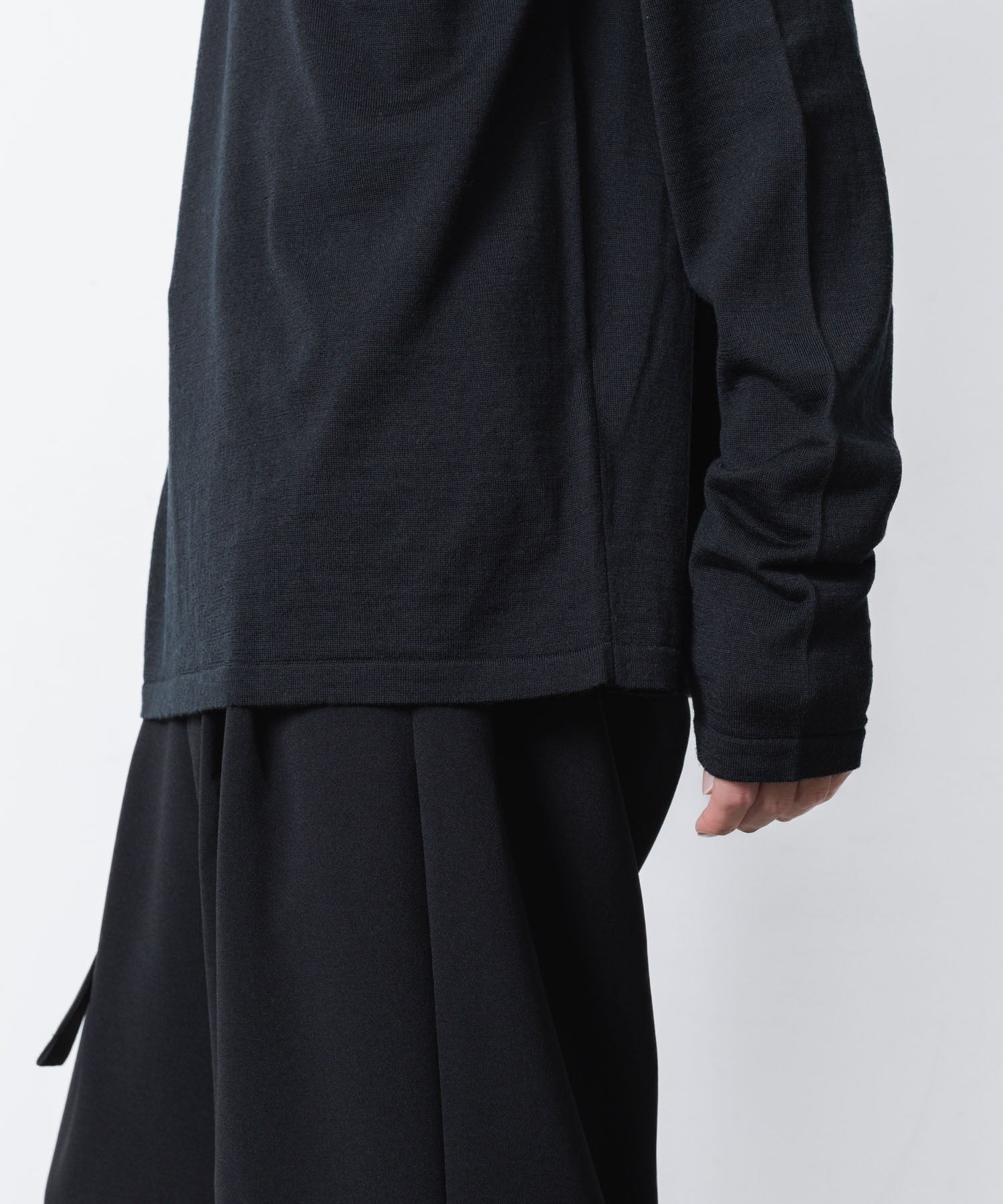 ATTACHMENT アタッチメントの× JOHN SMEDLEY MERINO EXTRAFINE WELTED CREW NECK L/S - BLACKの公式通販サイトsession福岡セレクトショップ