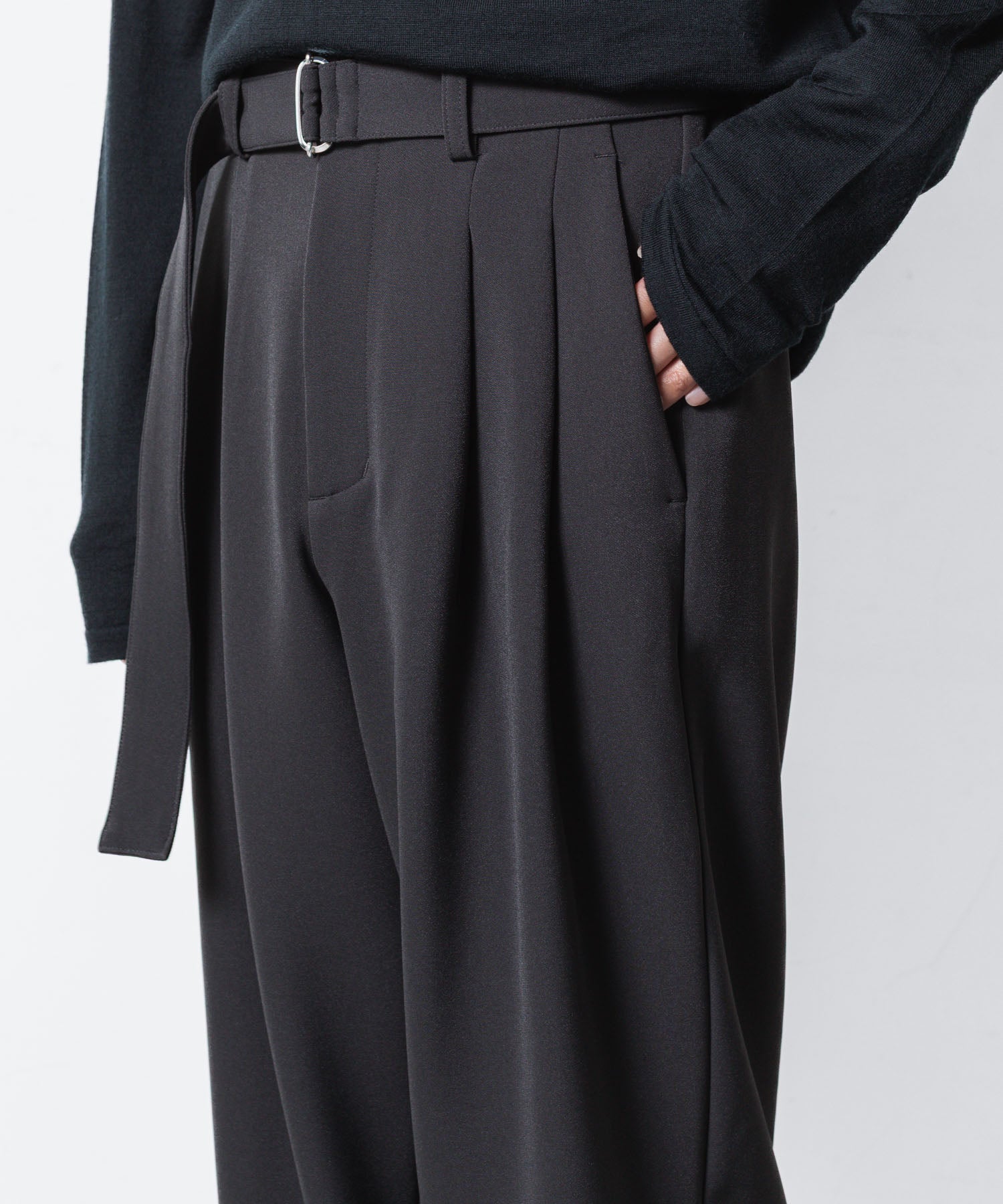 ATTACHMENT アタッチメントのPE STRETCH DOUBLE CLOTH BELTED WIDE TAPERD TROUSERS - D.GRAYの公式通販サイトsession福岡セレクトショップ