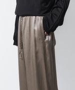 画像をギャラリービューアに読み込む, VEIN ヴェインのRY PIGMENT PRINT SATIN EASY WIDE TROUSERS - KHAKI GRAYの公式通販サイトsession福岡セレクトショップ
