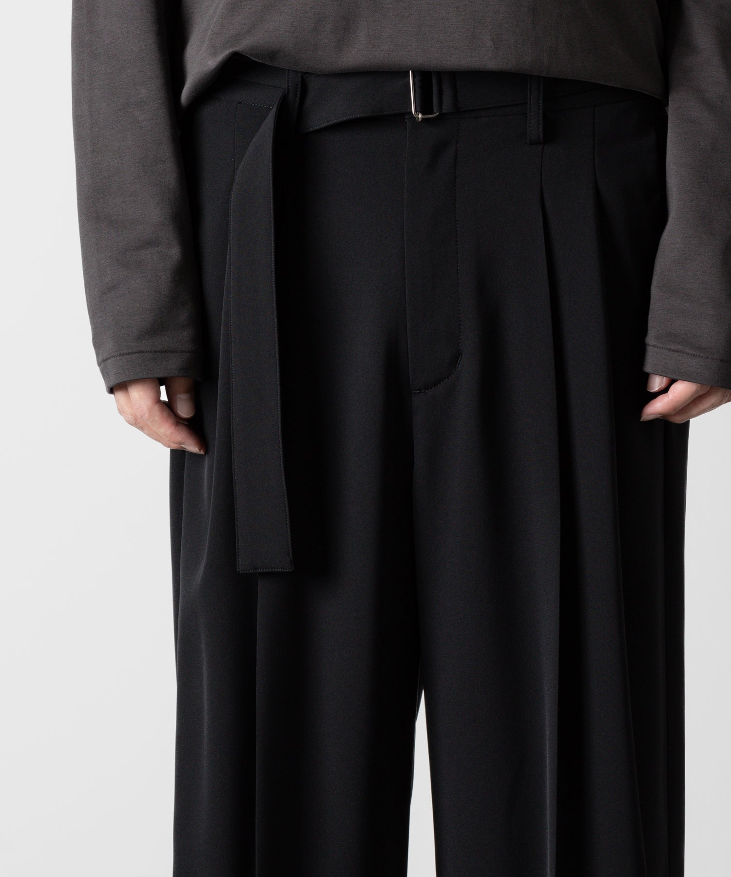 ATTACHMENT アタッチメントのSORIBIA TWILL BELTED WIDE TROUSERS-BLACKの公式通販サイトsession福岡セレクトショップ