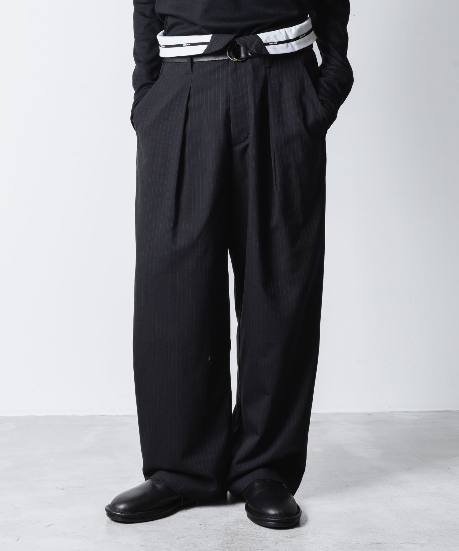 ATTACHMENT アタッチメントのT/W/SI STRETCH GABARDINE FLAP TROUSERS - S.BLACKの公式通販サイトsession福岡セレクトショップ