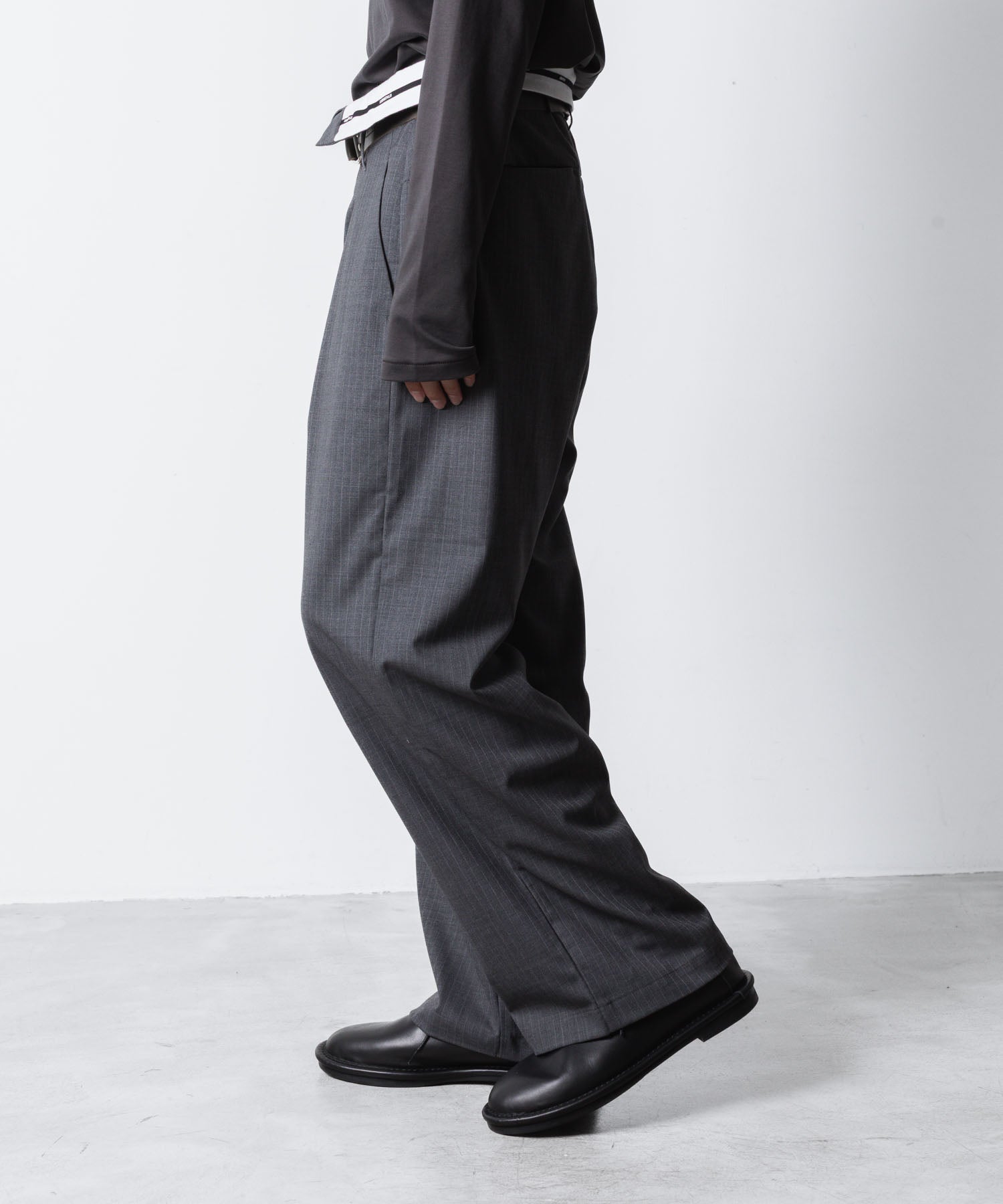 ATTACHMENT アタッチメントのT/W/SI STRETCH GABARDINE FLAP TROUSERS - S.GRAYの公式通販サイトsession福岡セレクトショップ