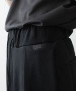 画像をギャラリービューアに読み込む, ATTACHMENT アタッチメントのCO STRETCH TERRY 1TUCK EASY TROUSERS - BLACKの公式通販サイトsession福岡セレクトショップ

