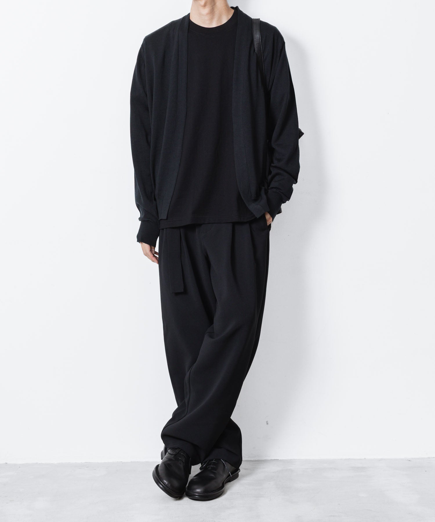 ATTACHMENT アタッチメント × JOHN SMEDLEYの× JOHN SMEDLEY MERINO EXTRAFINE BUTTONLESS V NECK CARDIGAN - BLACKの公式通販サイトsession福岡セレクトショップ
