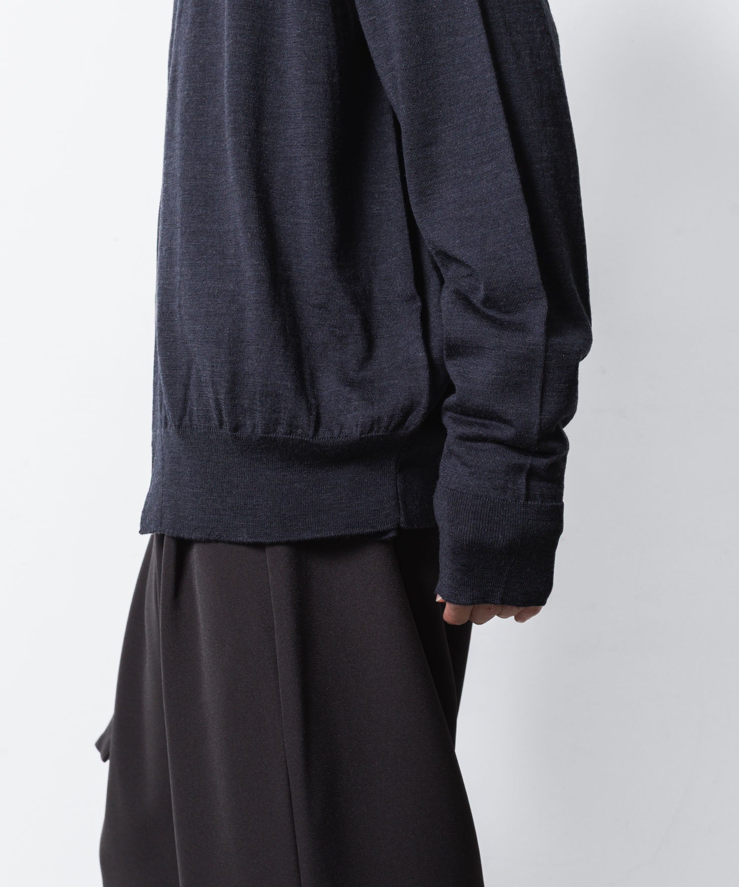 ATTACHMENT アタッチメント × JOHN SMEDLEYの× JOHN SMEDLEY MERINO EXTRAFINE BUTTONLESS V NECK CARDIGAN - D.NAVYの公式通販サイトsession福岡セレクトショップ