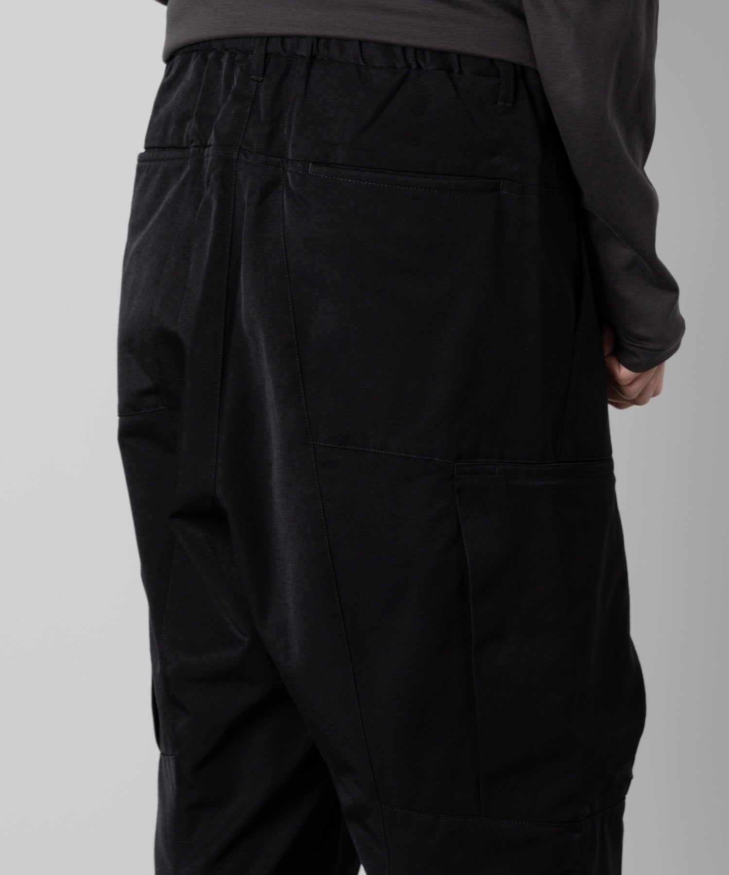 【ATTACHMENT】ATTACHMENT アタッチメントのNY/CO TWILL WIDE CARGO TROUSERS - BLACK 公式通販サイトsession福岡セレクトショップ