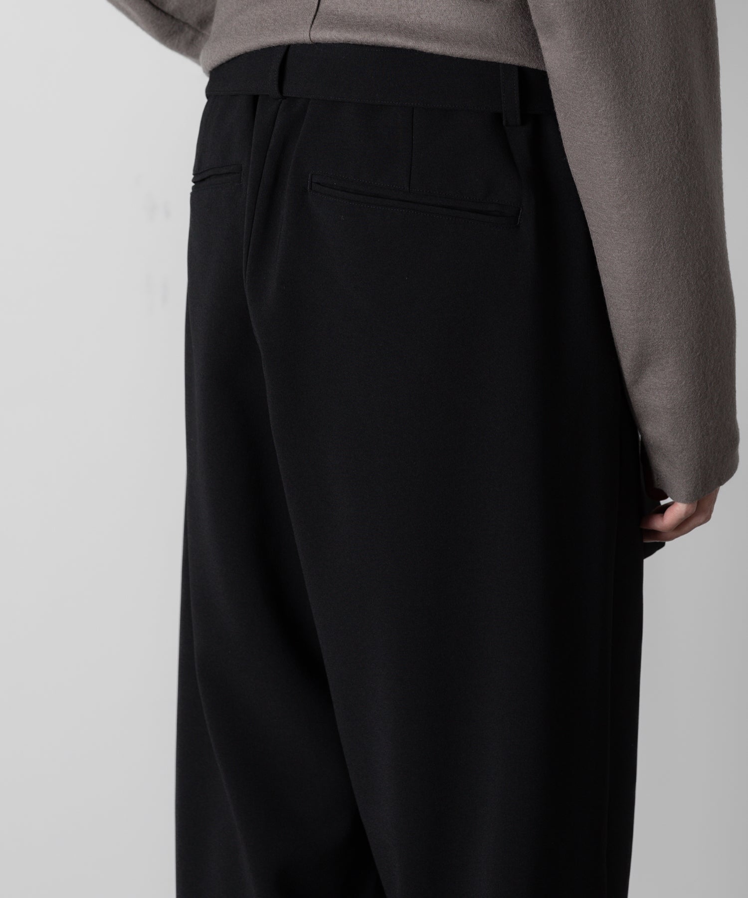 ATTACHMENT アタッチメントのPE STRETCH DOUBLE CLOTH BELTED TAPERED FIT TROUSERS - BLACK 公式通販サイトsession福岡セレクトショップ