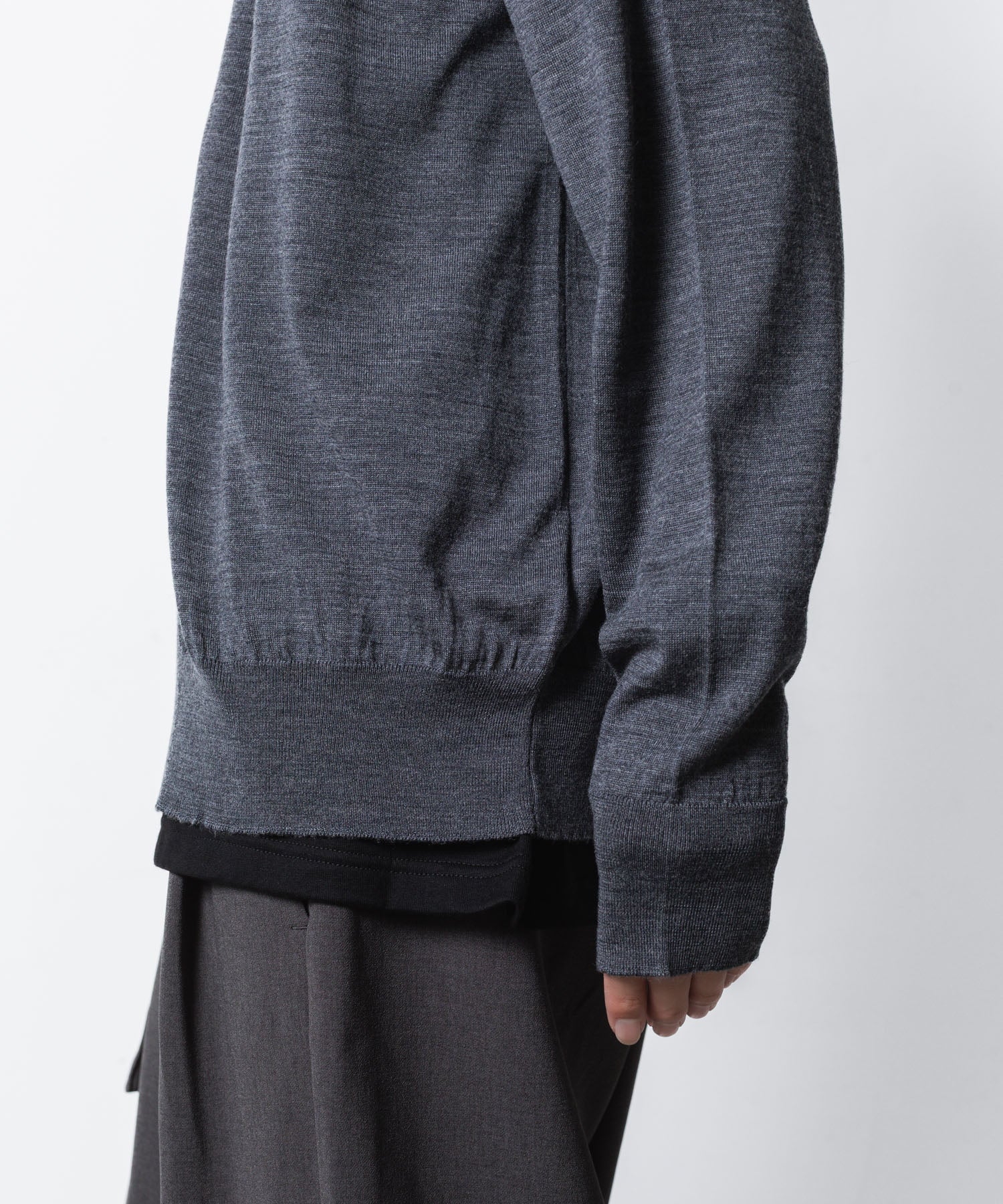 ATTACHMENT アタッチメント × JOHN SMEDLEYの× JOHN SMEDLEY MERINO EXTRAFINE BUTTONLESS V NECK CARDIGAN - D.GRAYの公式通販サイトsession福岡セレクトショップ
