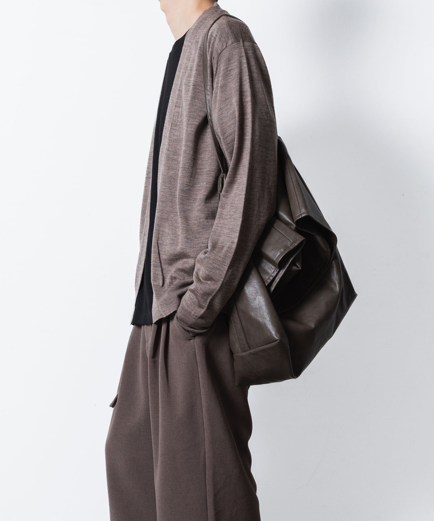 ATTACHMENT アタッチメント × JOHN SMEDLEYの× JOHN SMEDLEY MERINO EXTRAFINE BUTTONLESS V NECK CARDIGAN - D.CAMELの公式通販サイトsession福岡セレクトショップ