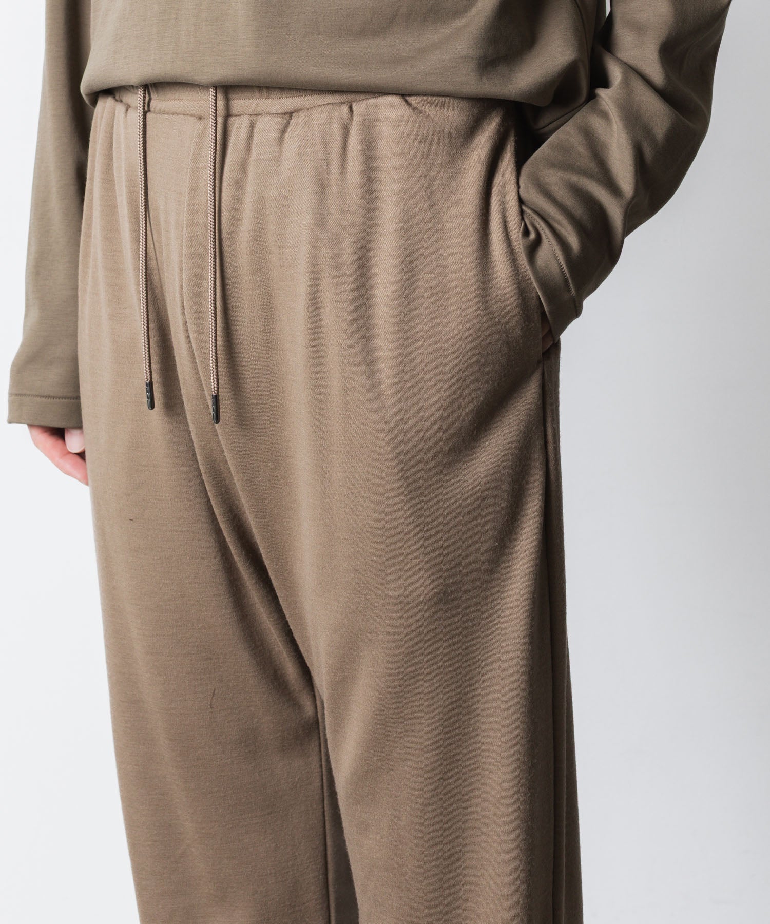 ATTACHMENT アタッチメントの1/60 WOOL SMOOTH SLIM FIT LOUNGE TROUSERS - CAMELの公式通販サイトsession福岡セレクトショップ