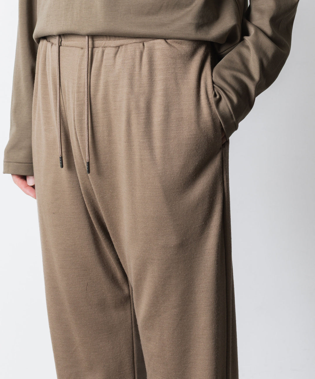 ATTACHMENT アタッチメントの1/60 WOOL SMOOTH SLIM FIT LOUNGE TROUSERS - CAMELの公式通販サイトsession福岡セレクトショップ