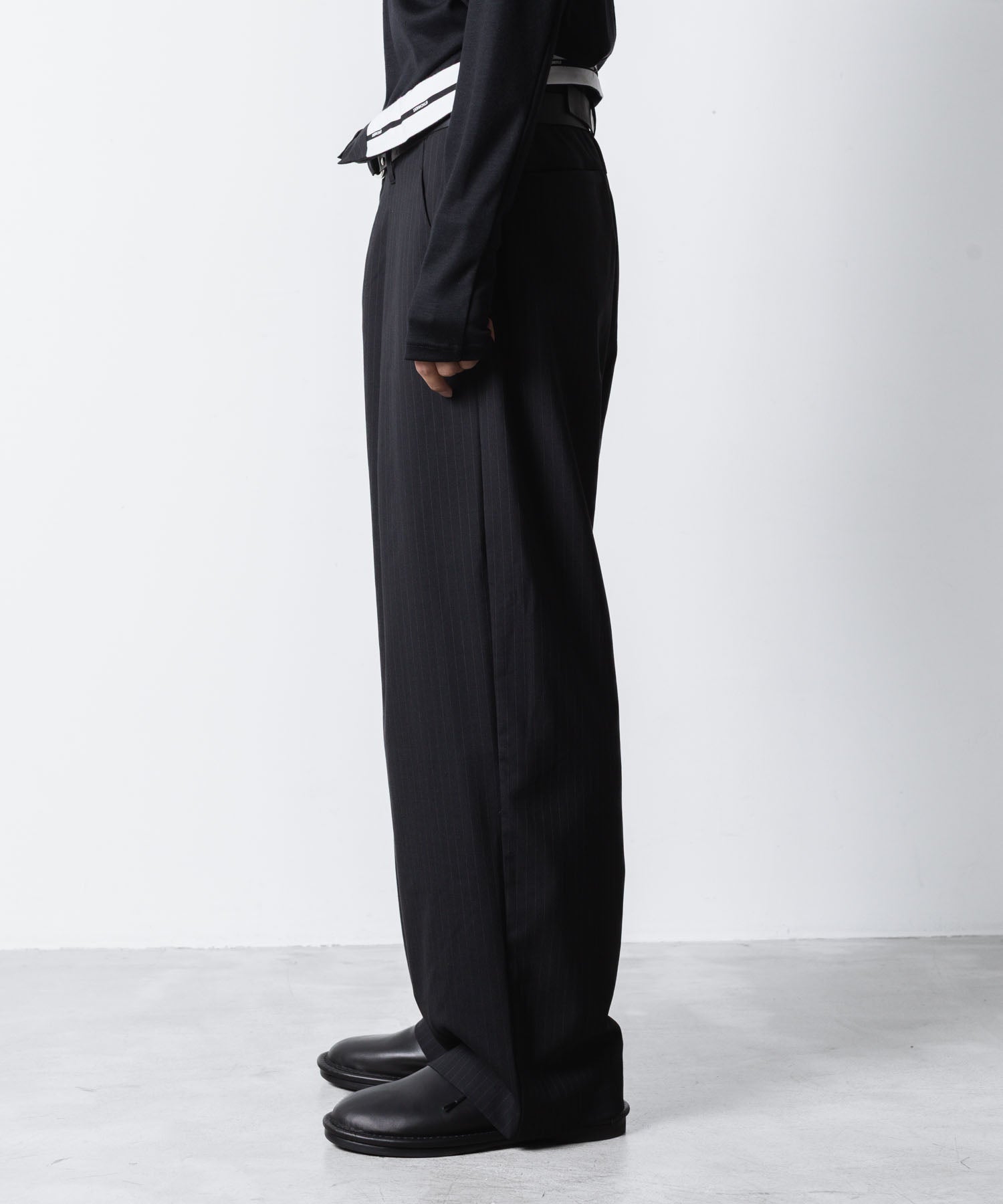 ATTACHMENT アタッチメントのT/W/SI STRETCH GABARDINE FLAP TROUSERS - S.BLACKの公式通販サイトsession福岡セレクトショップ