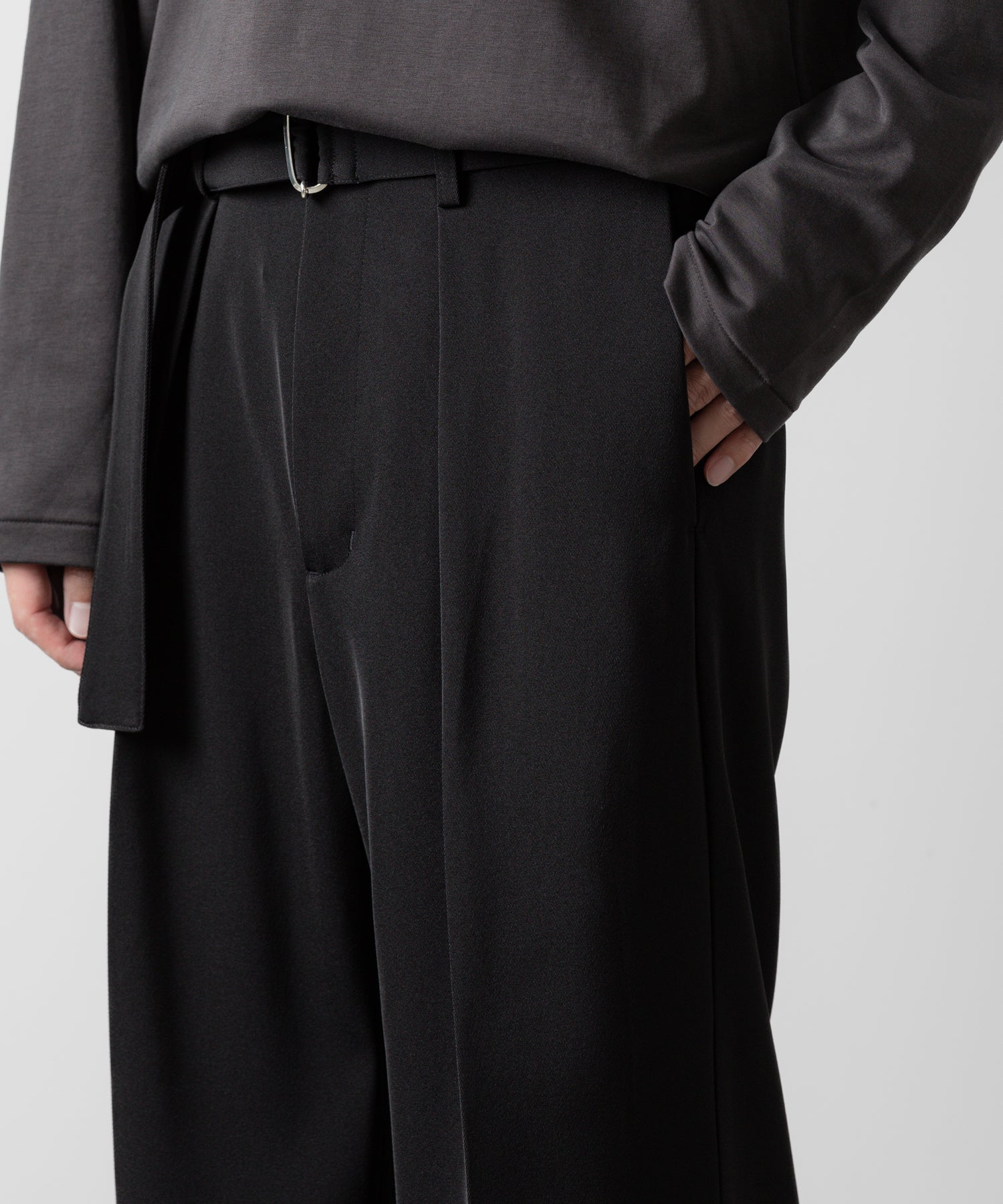 ATTACHMENT アタッチメントのPE STRETCH TWILL BELTED WIDE FIT TROUSERS - BLACKの公式通販サイトsession福岡セレクトショップ