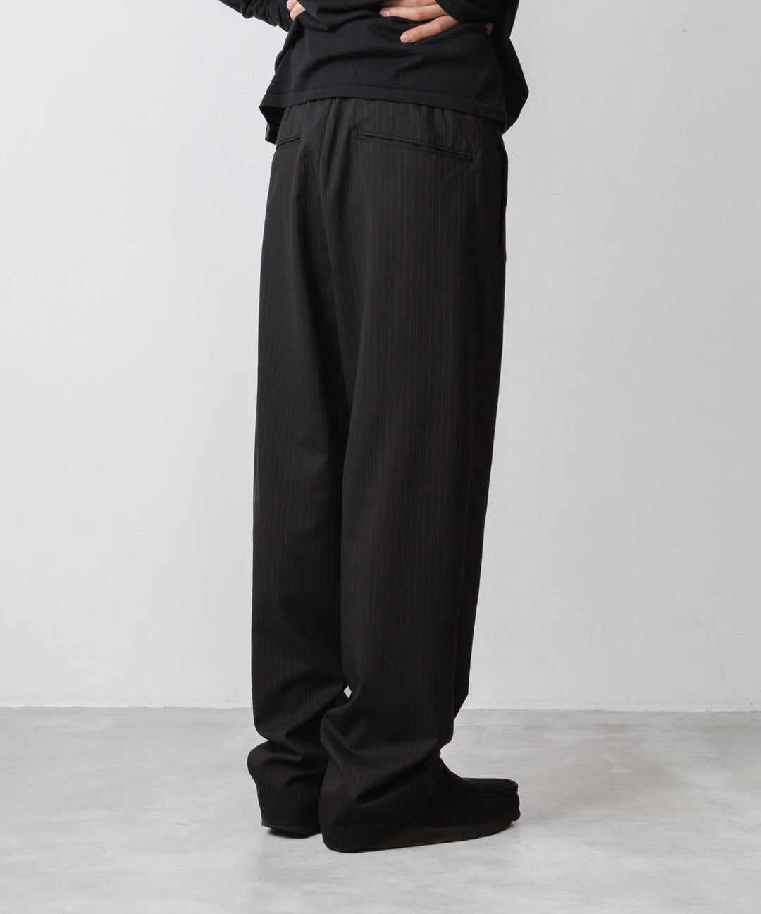 ATTACHMENT アタッチメントのT/W/SI STRETCH GABARDINE 1TUCK EASY TROUSERS - S.BLACKの公式通販サイトsession福岡セレクトショップ
