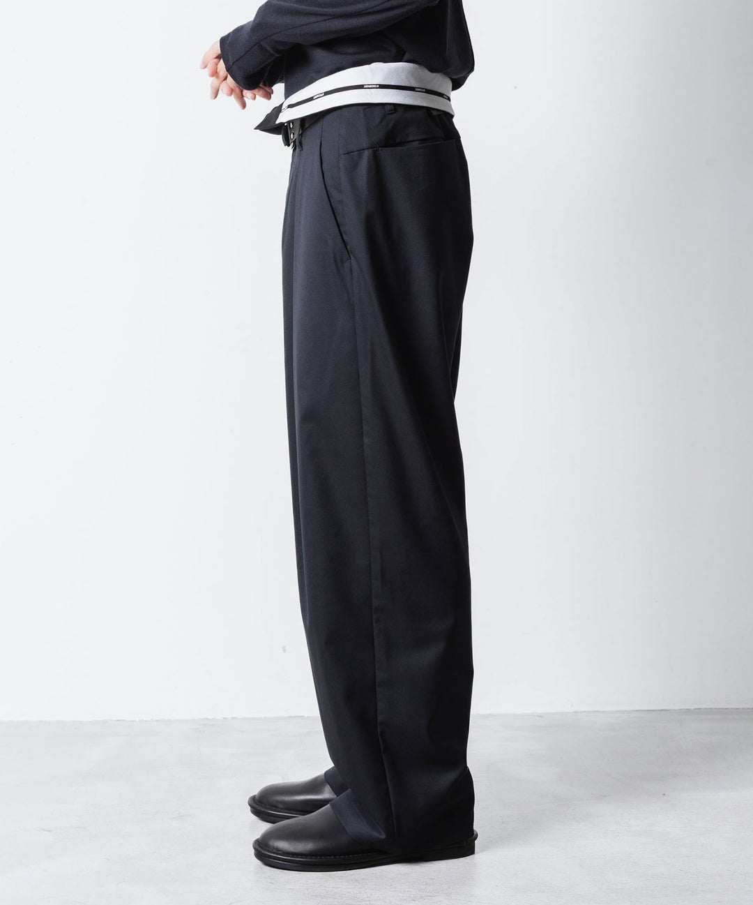 ATTACHMENT アタッチメントのT/W/SI STRETCH GABARDINE FLAP TROUSERS - D.NAVYの公式通販サイトsession福岡セレクトショップ