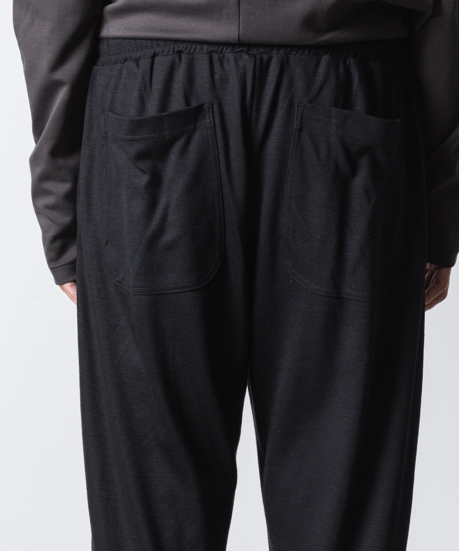ATTACHMENT アタッチメントの1/60 WOOL SMOOTH SLIM FIT LOUNGE TROUSERS - BLACKの公式通販サイトsession福岡セレクトショップ