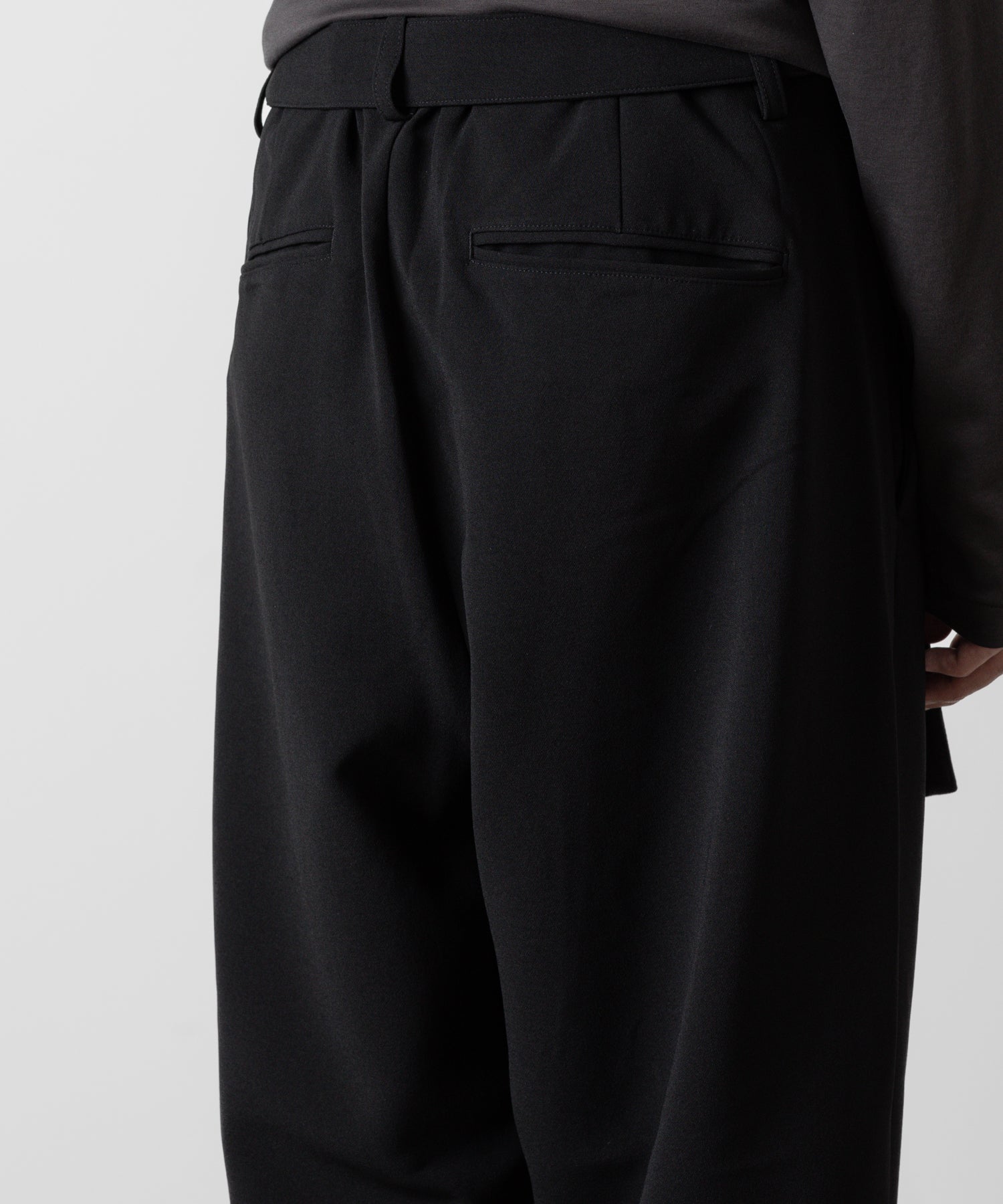 ATTACHMENT アタッチメントのPE STRETCH DOUBLE CLOTH BELTED TAPERED FIT TROUSERS - BLACK 公式通販サイトsession福岡セレクトショップ